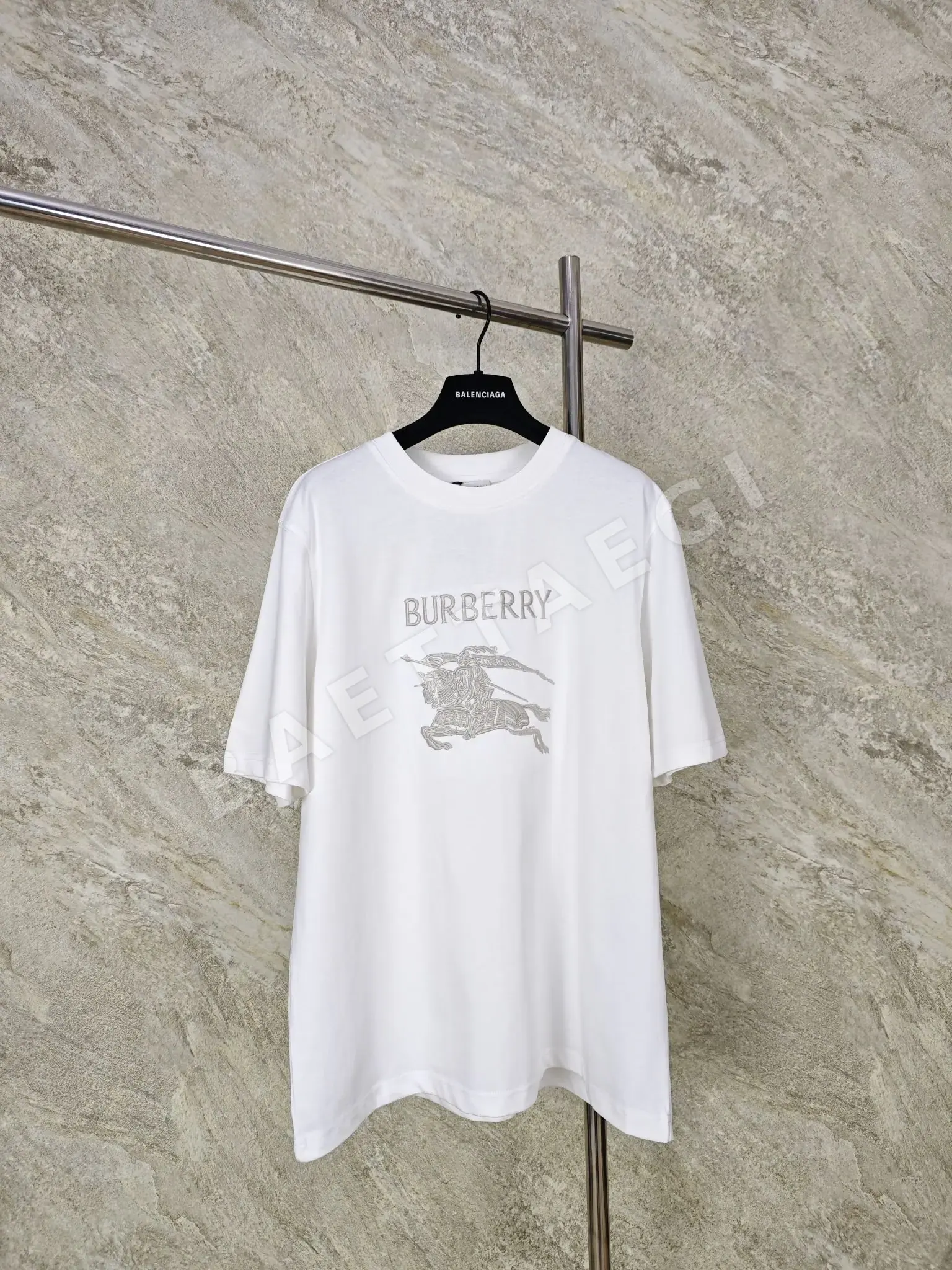 버버리 자수 승마 로고 반팔 셔츠 P140