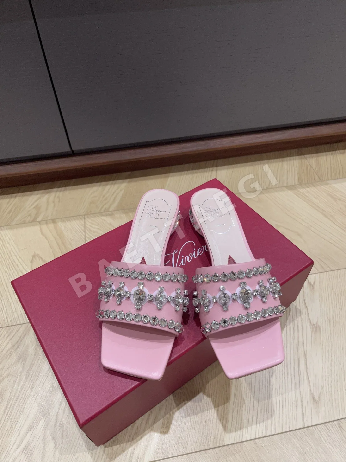 로저비비에 뉴 라인스톤 슬리퍼 상세 이미지 2