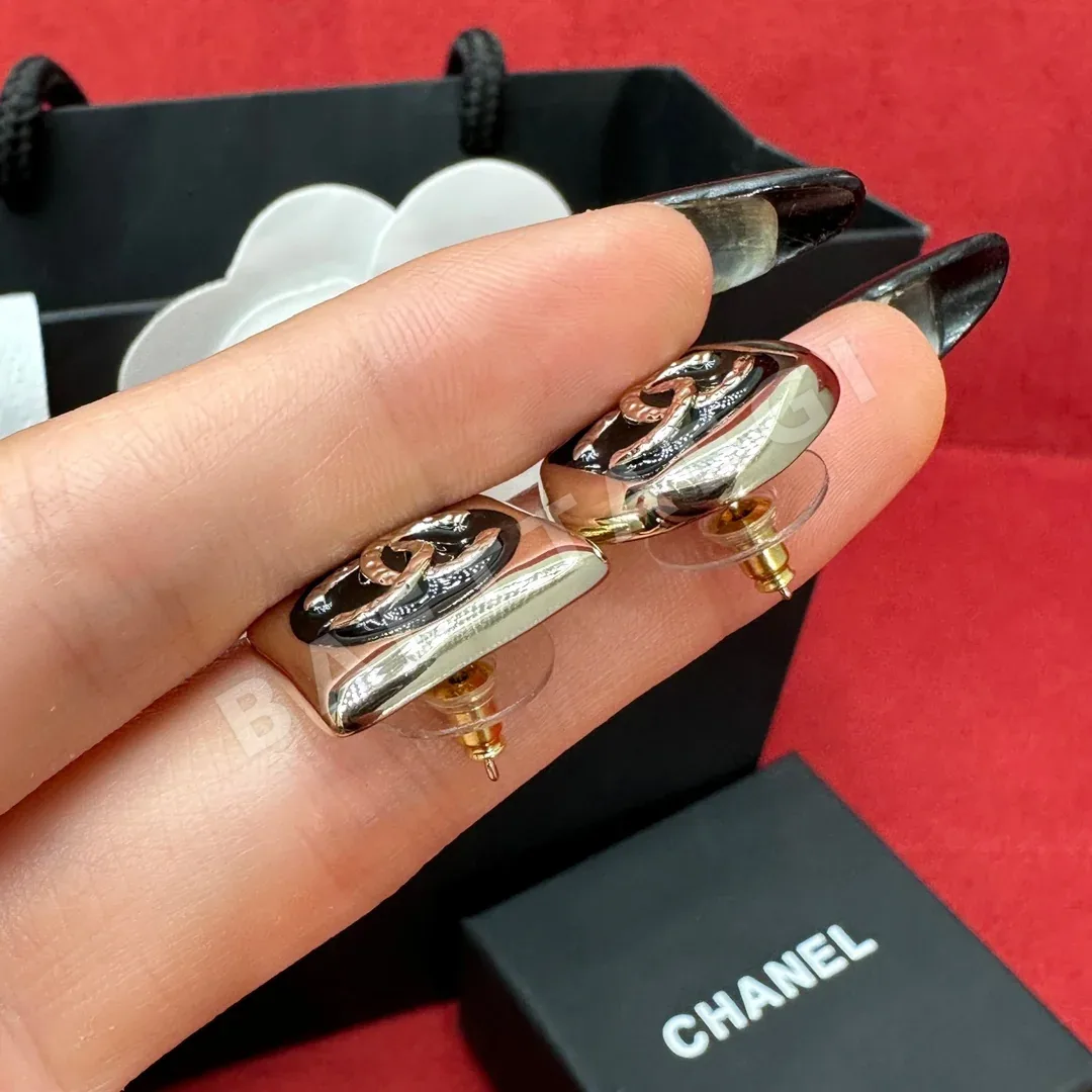 샤넬 블랙 골드 더블 C 에나멜 스터드 귀걸이 상세 이미지 4