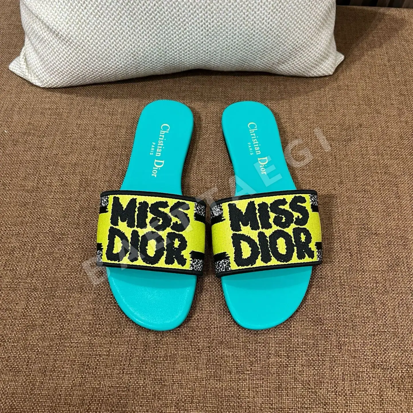 디올 자수 캔버스 샌들 상세 이미지 3