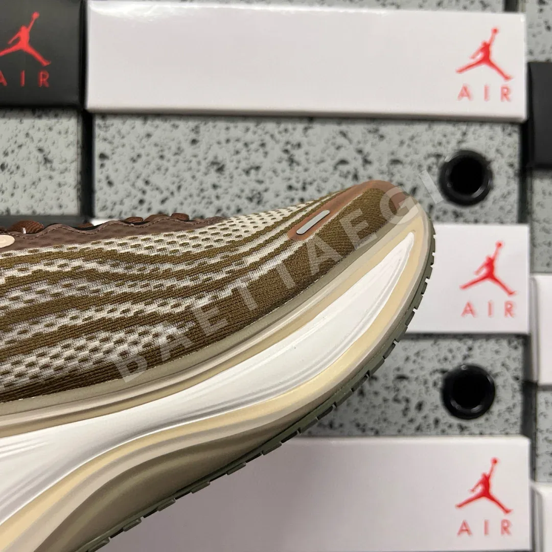 나이키 [XY] 보메로 플러스 IQ4482-001 201247 Nike Vomero Plus Caldera Brown Dark Field 상세 이미지 3