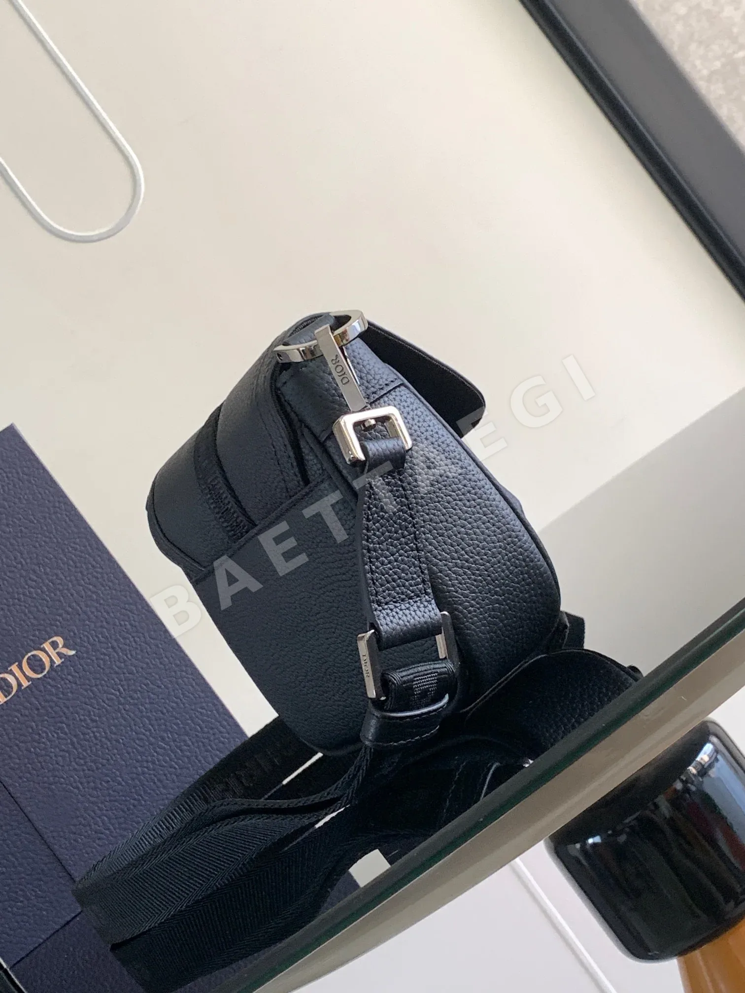디올 히트 더 로드 미니 메신저 가방 상세 이미지 2