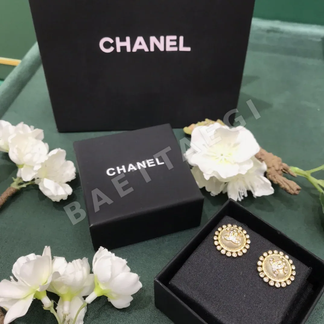 샤넬 진주 장식 더블 C 로고 귀걸이 69109