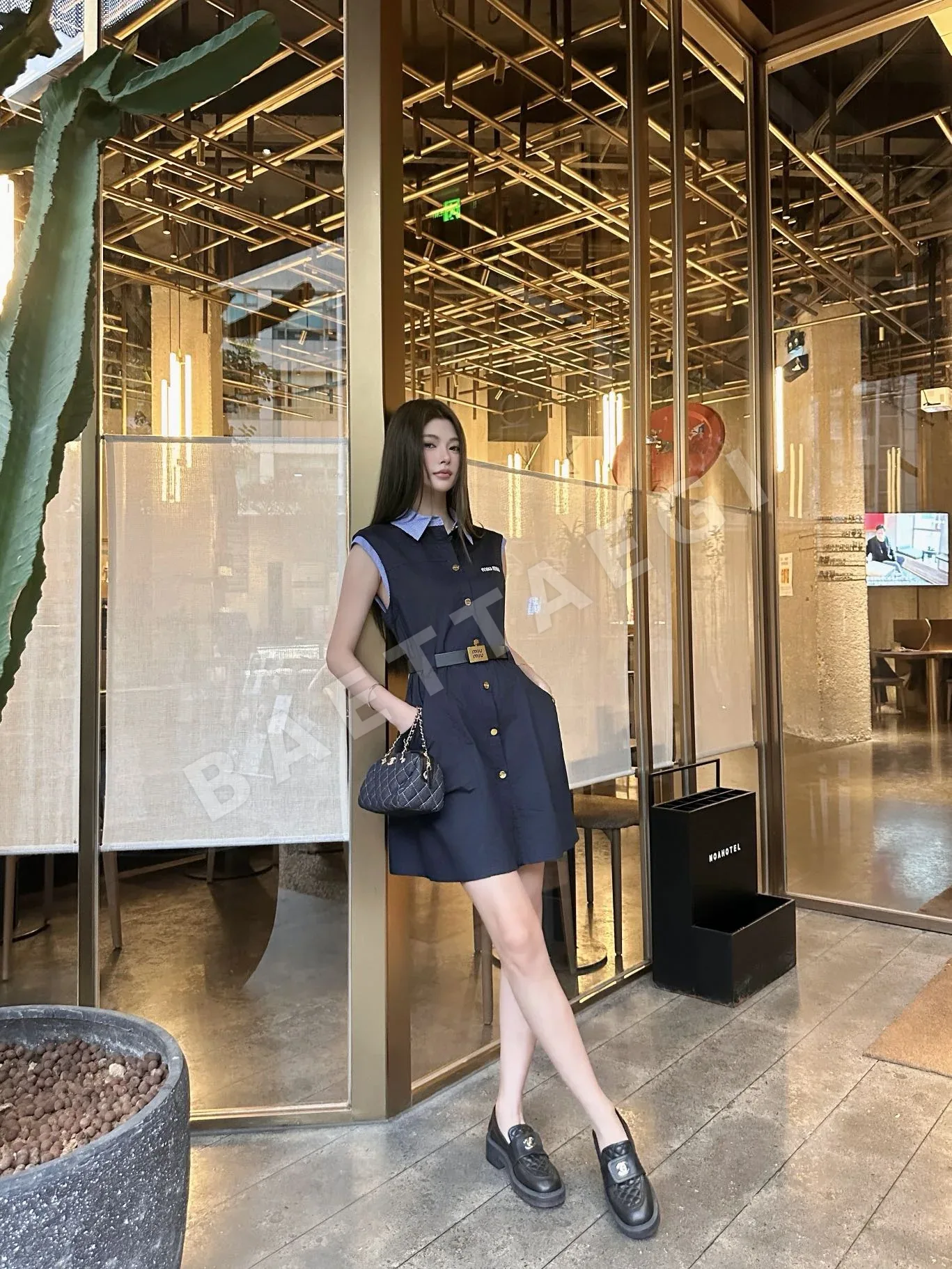 미우미우 블루 체크 패턴 패치워크 노슬리브 원피스 상세 이미지 3
