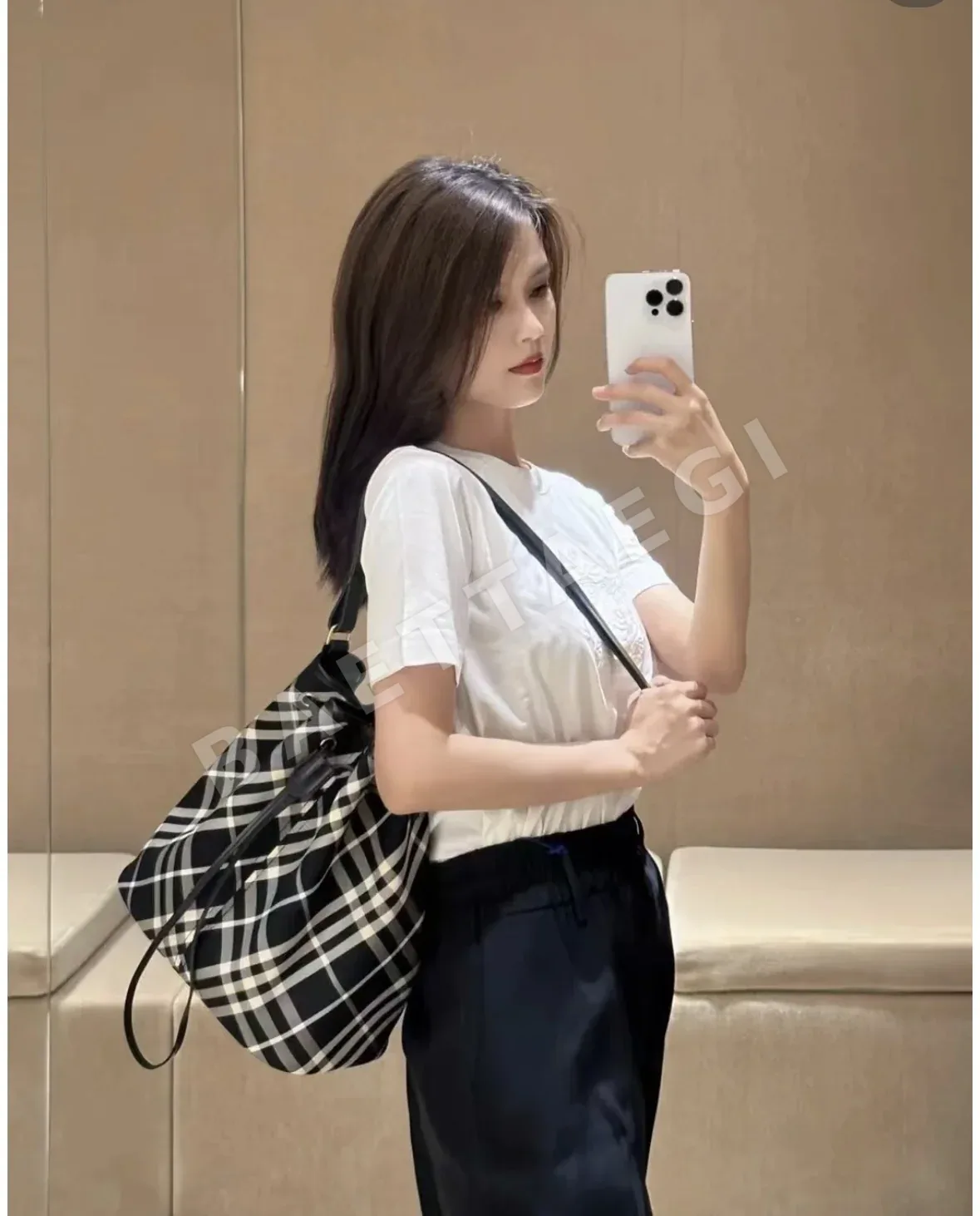 버버리 체크무늬 검은색 버킷백 상세 이미지 3