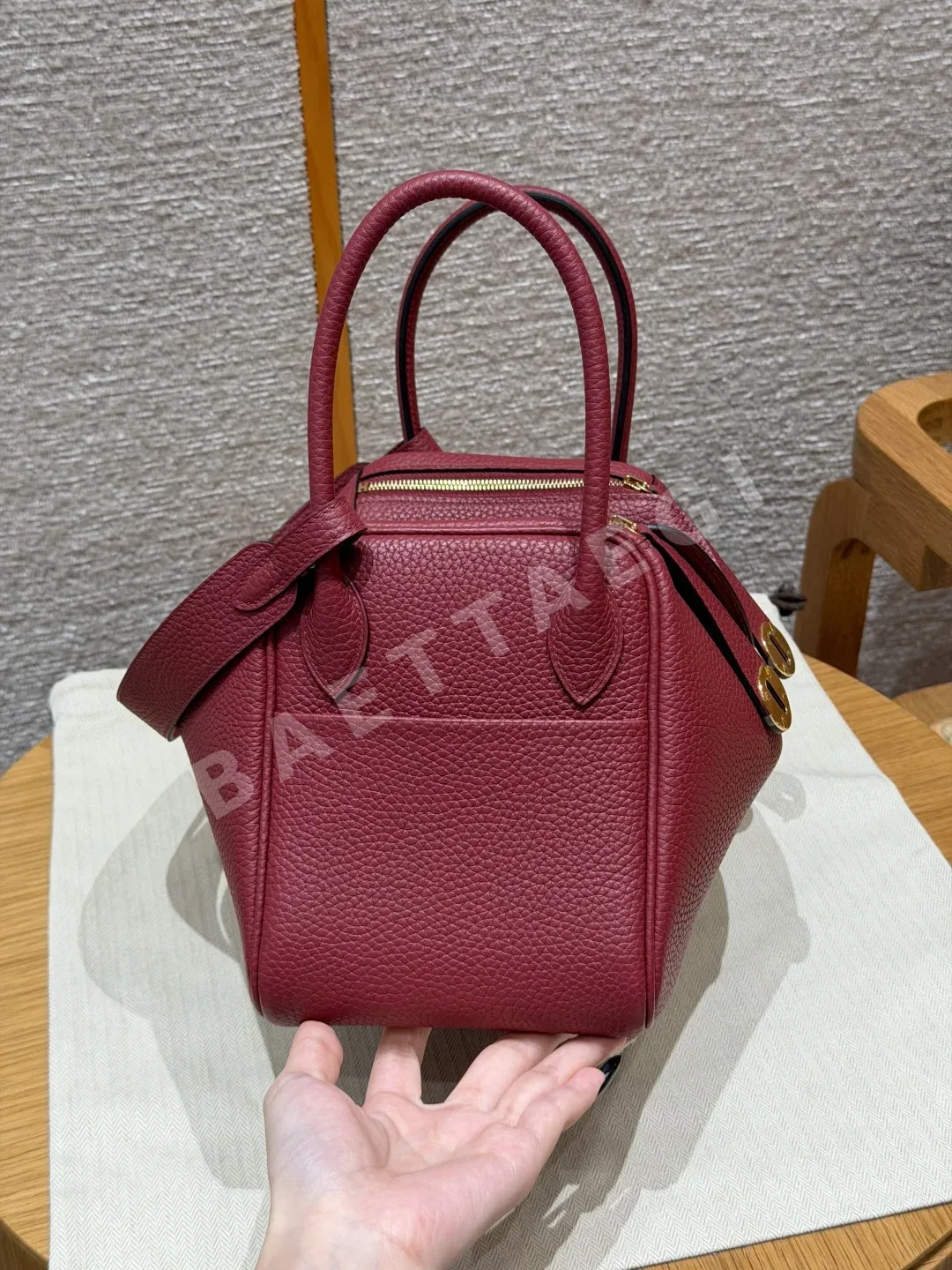 에르메스 린디 26 가방 석류 레드 소가죽 상세 이미지 2