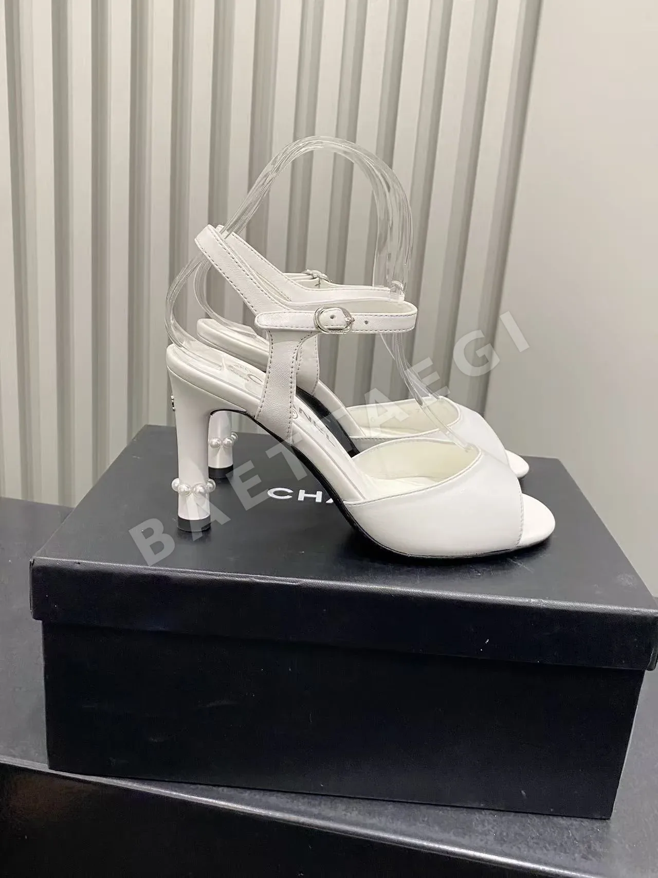 샤넬 스몰 피쉬토 진주 장식 하이힐 샌들 55463