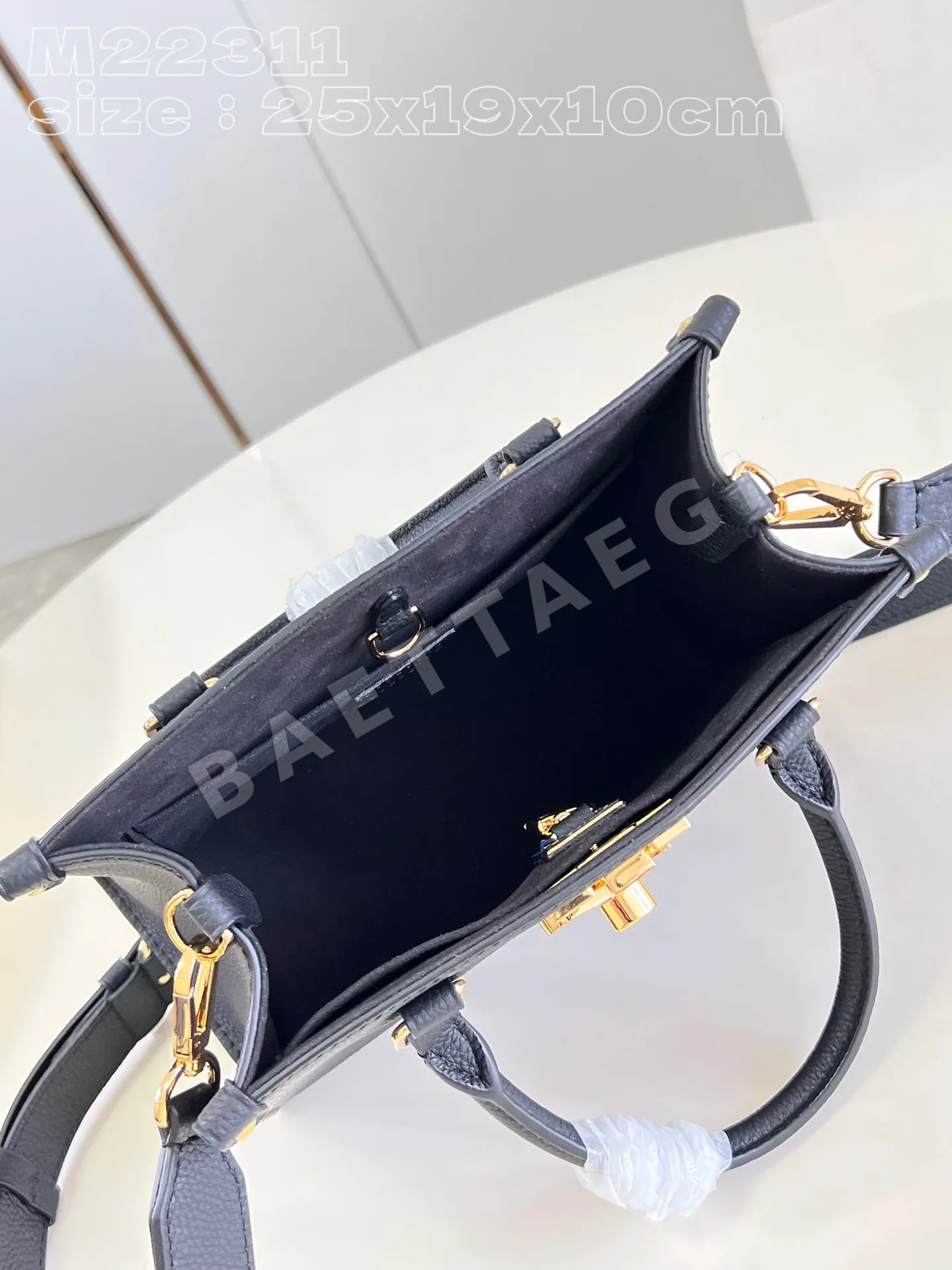 루이비통 M22311 블랙 핸드백 상세 이미지 8