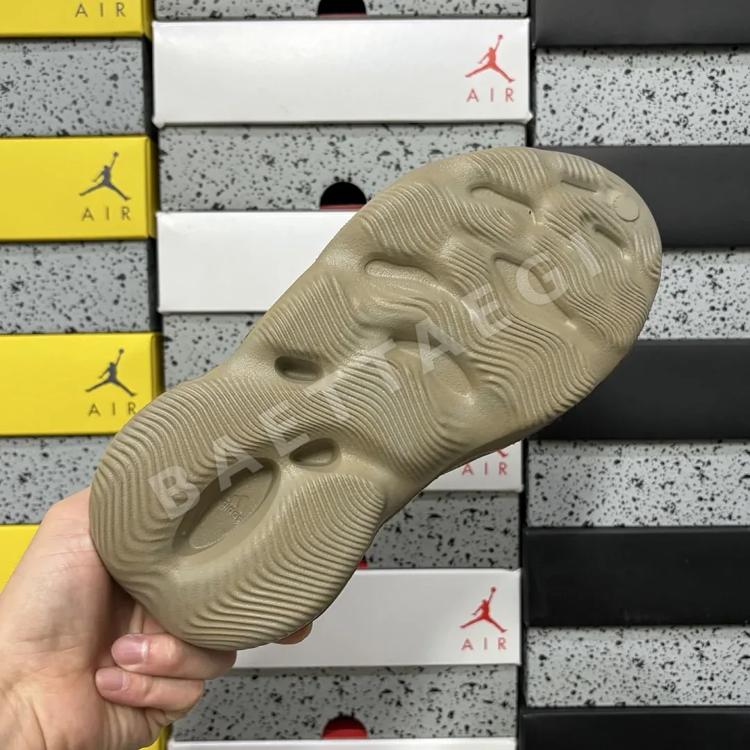 아디다스 [LW] 이지 폼 RNNR GX4472 200636 Adidas Yeezy Foam RNNR Stone Sage 상세 이미지 8