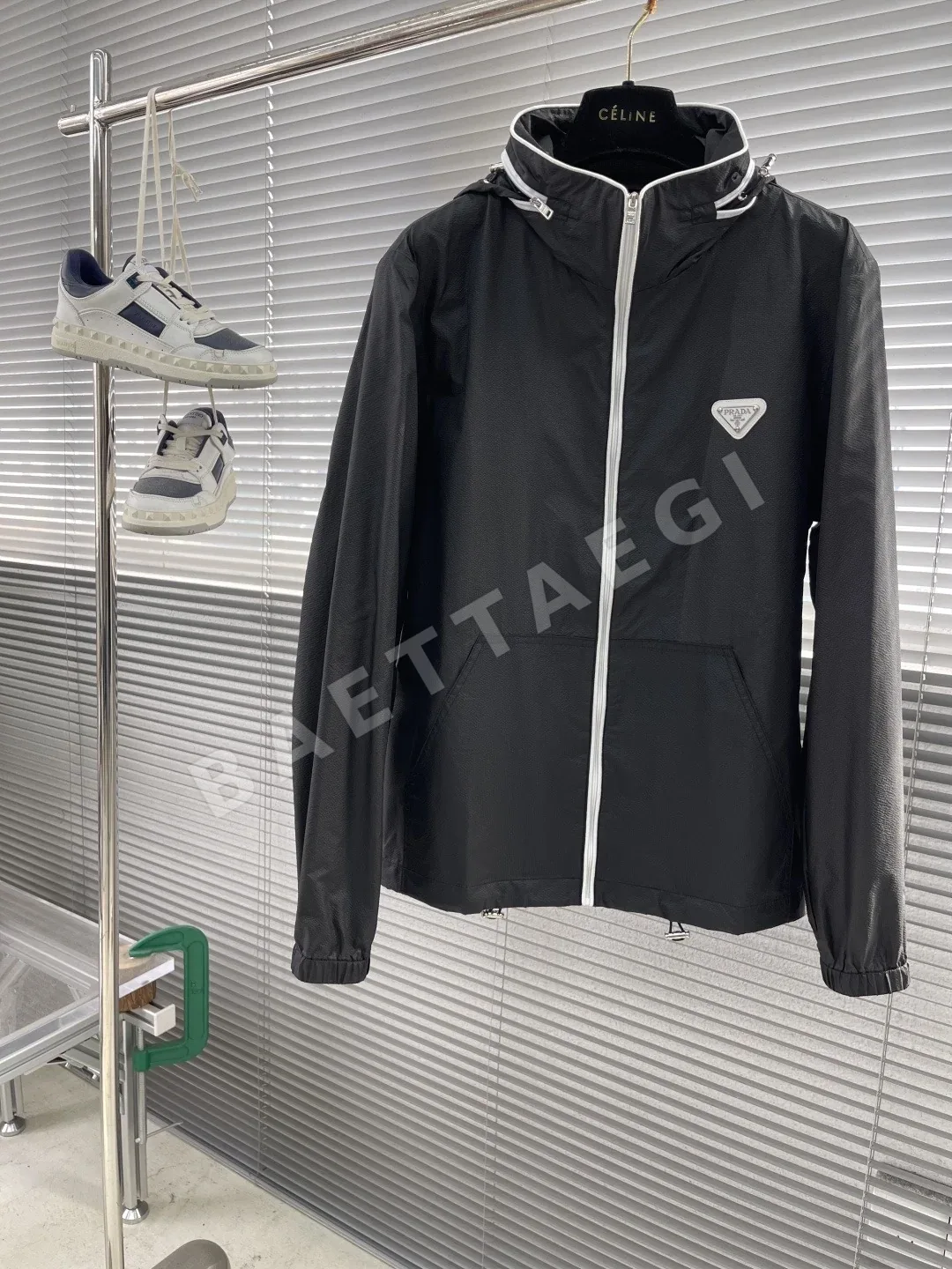 프라다 체크 텍스처 라글란 소매 후드 자켓 92360