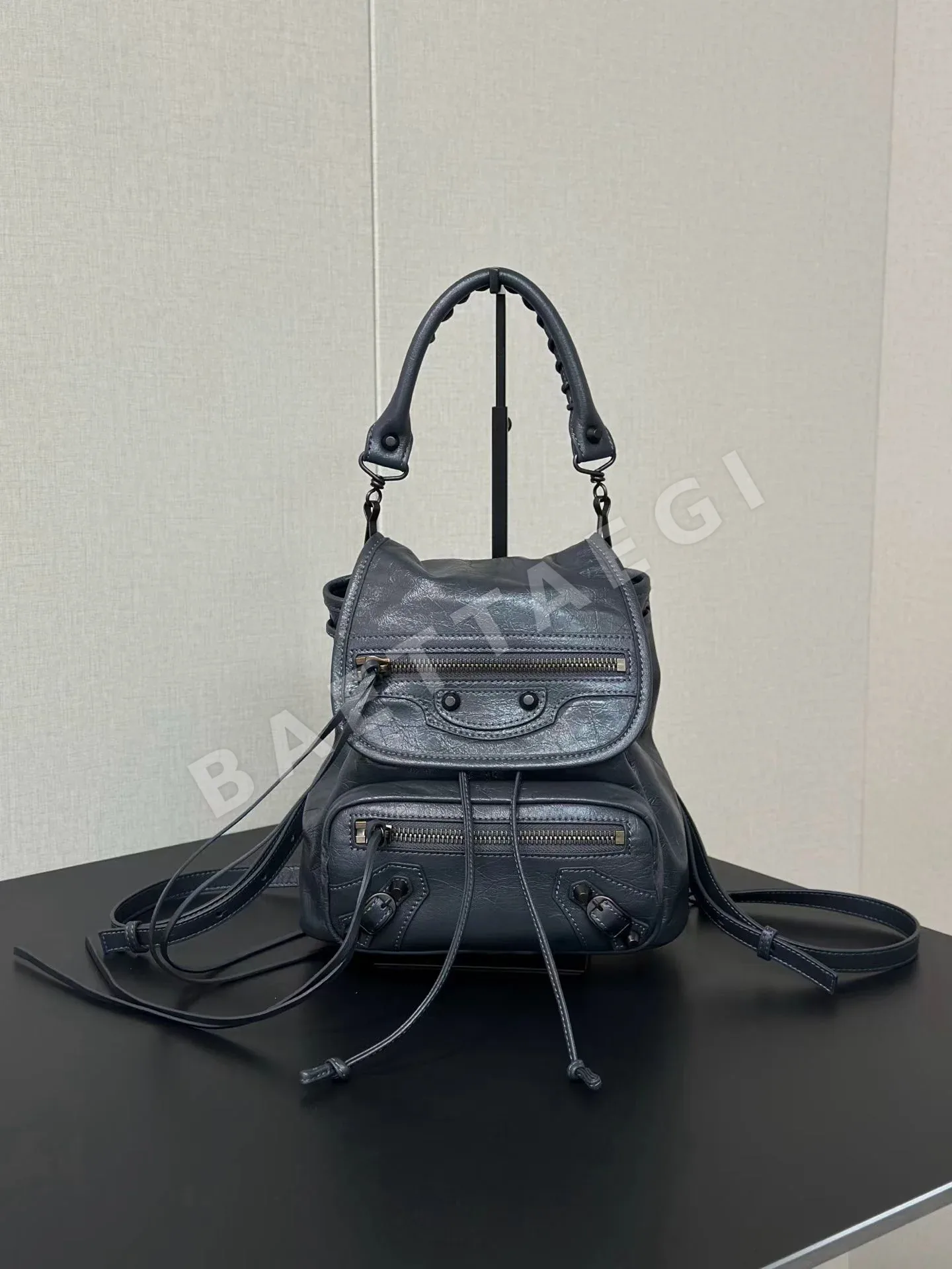 발렌시아가 주름 램스킨 다크 그레이 백팩 186668