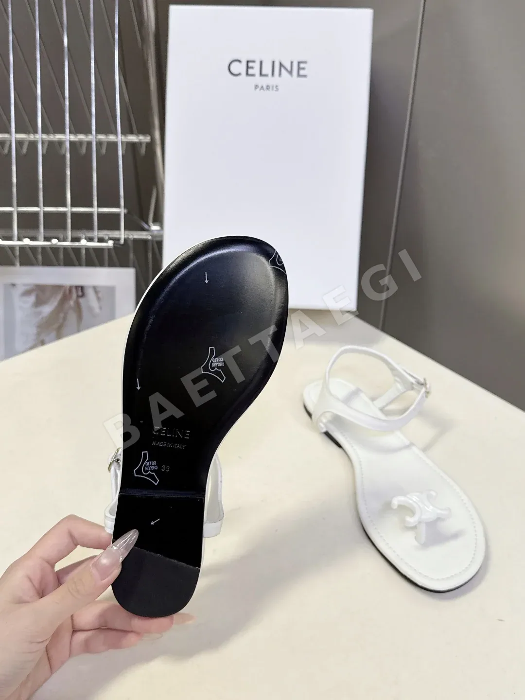 셀린느 개선문 로고 T 스트랩 샌들 상세 이미지 9