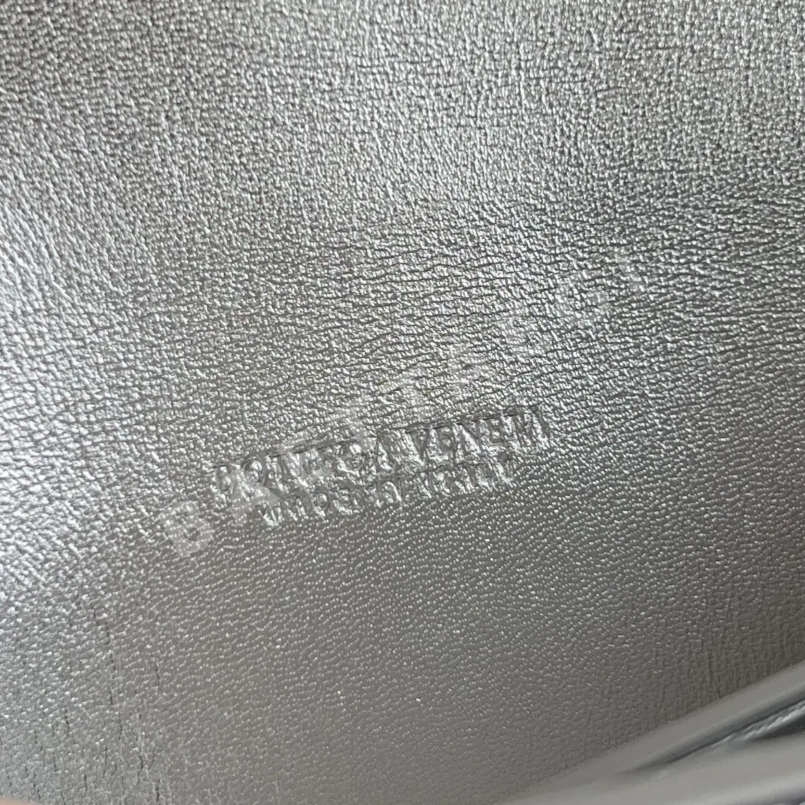 보테가베네타 크로커다일 엠보싱 클러치백 상세 이미지 8