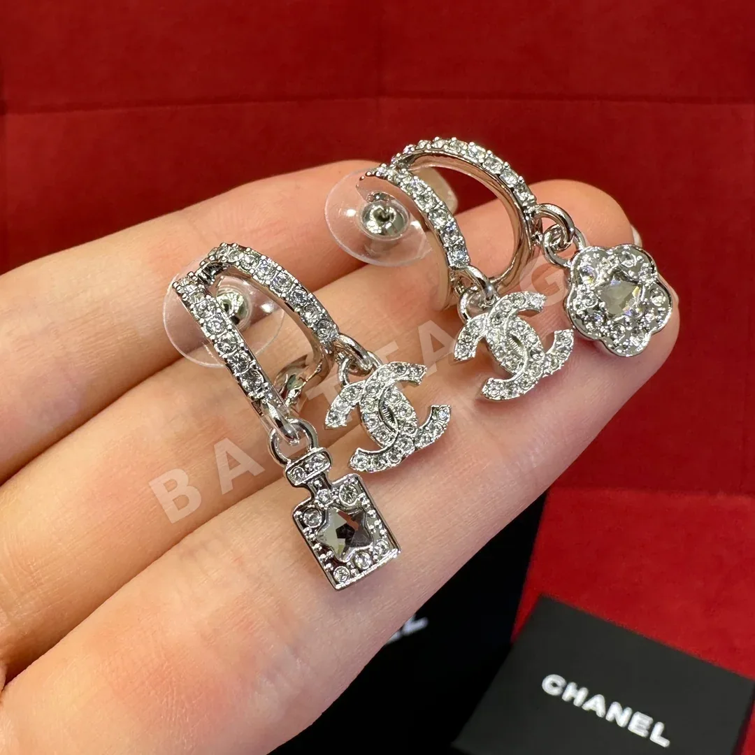 샤넬 더블 C 카멜리아 비대칭 더블 후프 귀걸이 178084