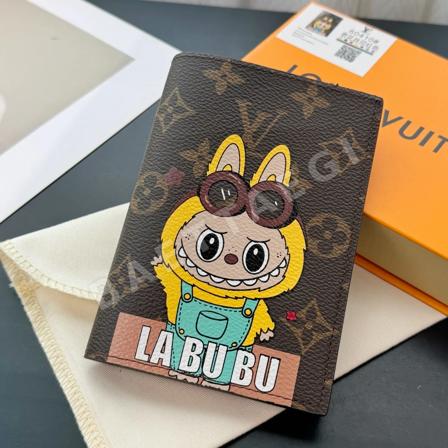 루이비통 다미에 그라피트 LV 러브부 패스포트 홀더 지갑 상세 이미지 5