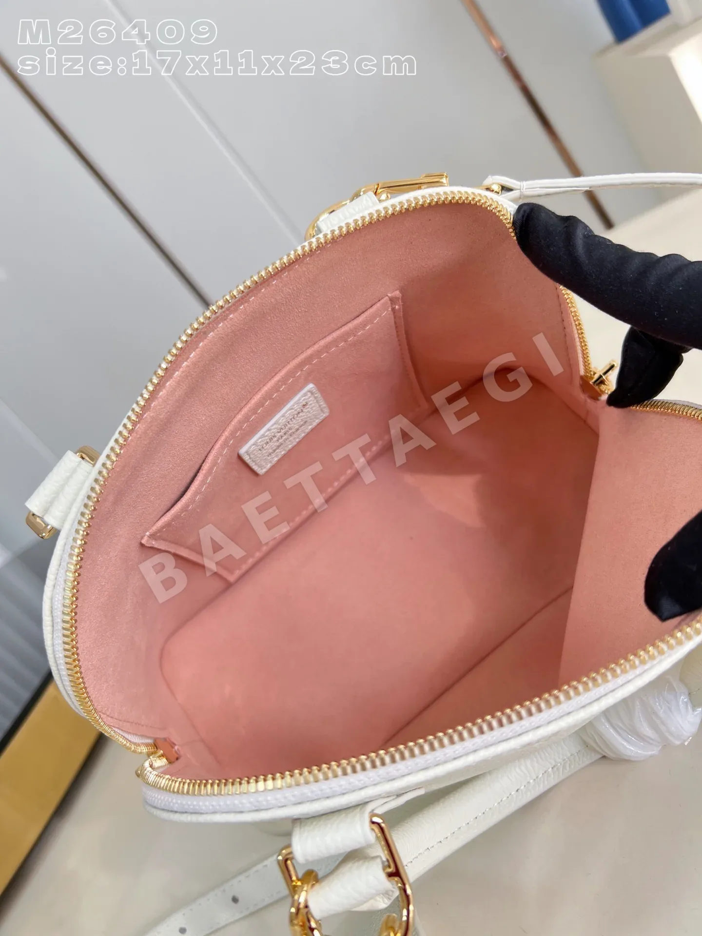 루이비통 M26409 크림 알마 핸드백 BB 모노그램 상세 이미지 8
