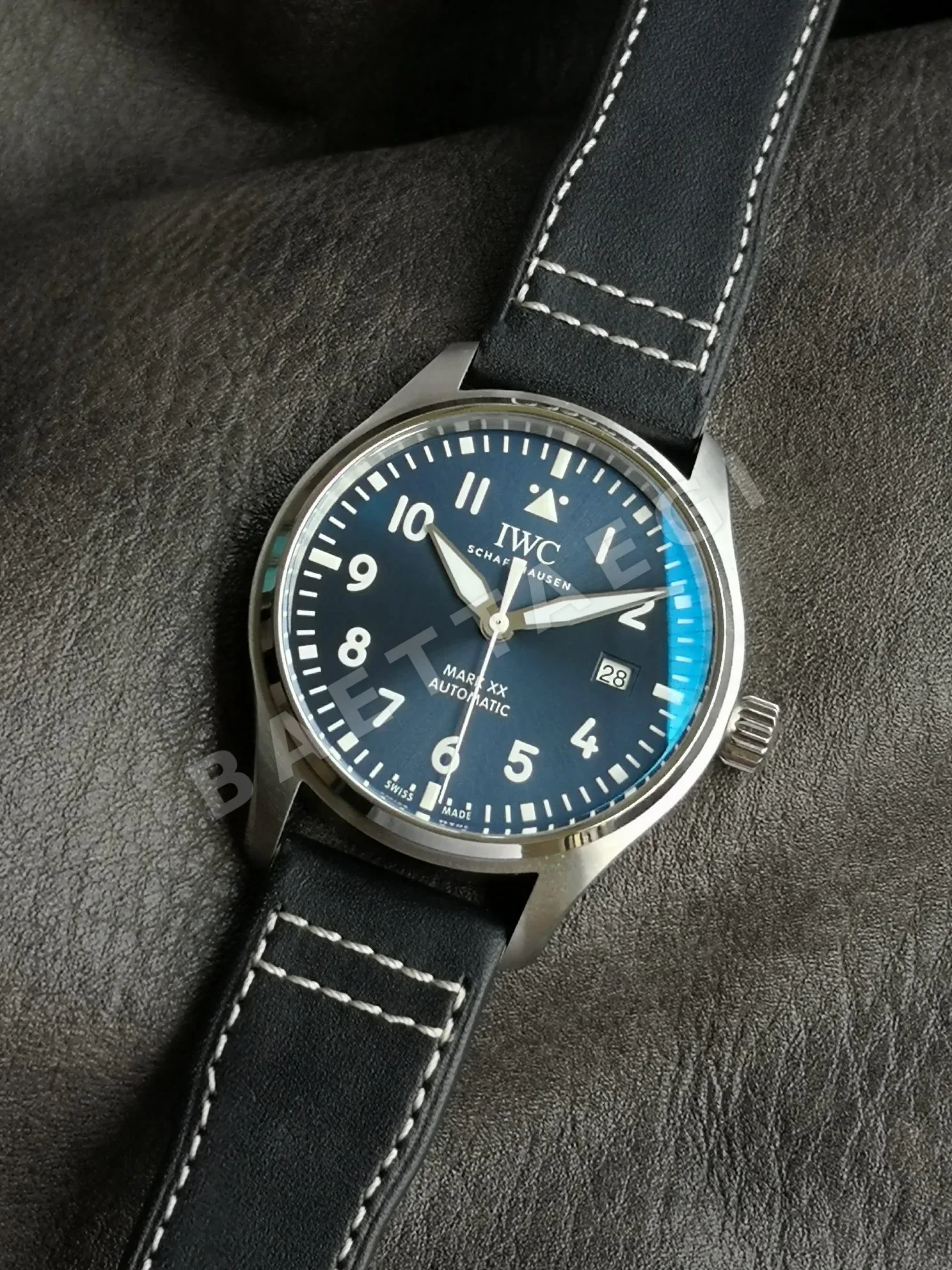 IWC 파일럿 워치 블루 다이얼 가죽 스트랩 자동 시계 IW328203 상세 이미지 3