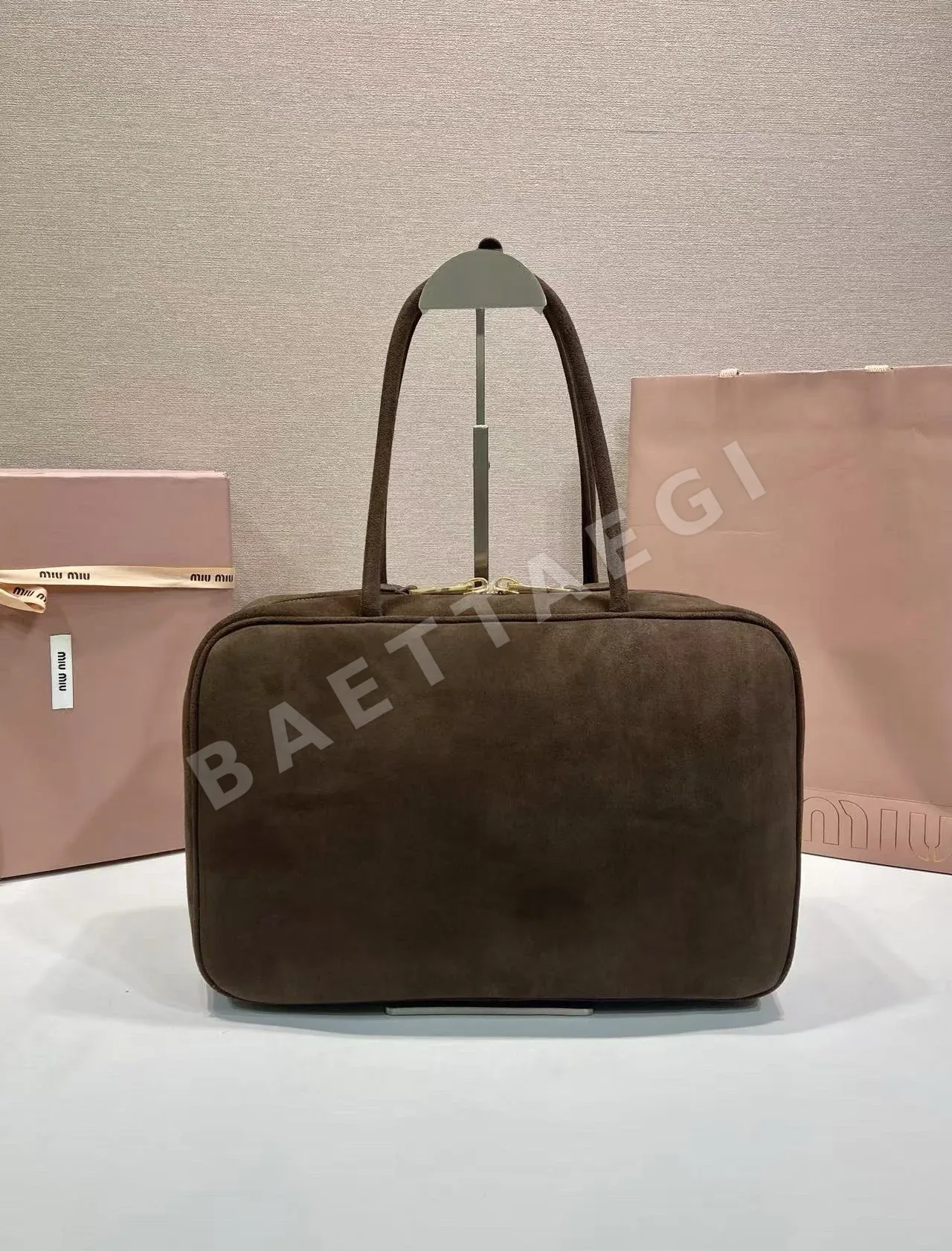 미우미우 스웨이드 브리프케이스 가방 5BB117 상세 이미지 4