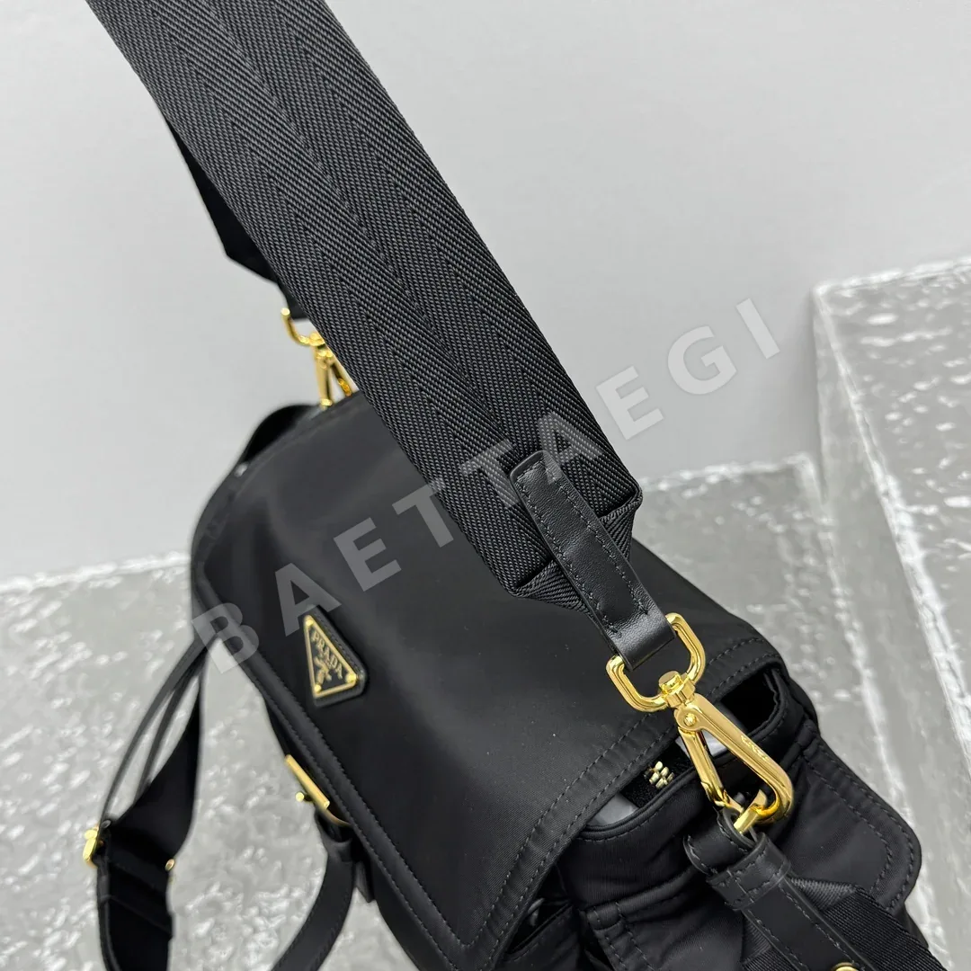 프라다 Explore Re-Nylon 메신저백 상세 이미지 15