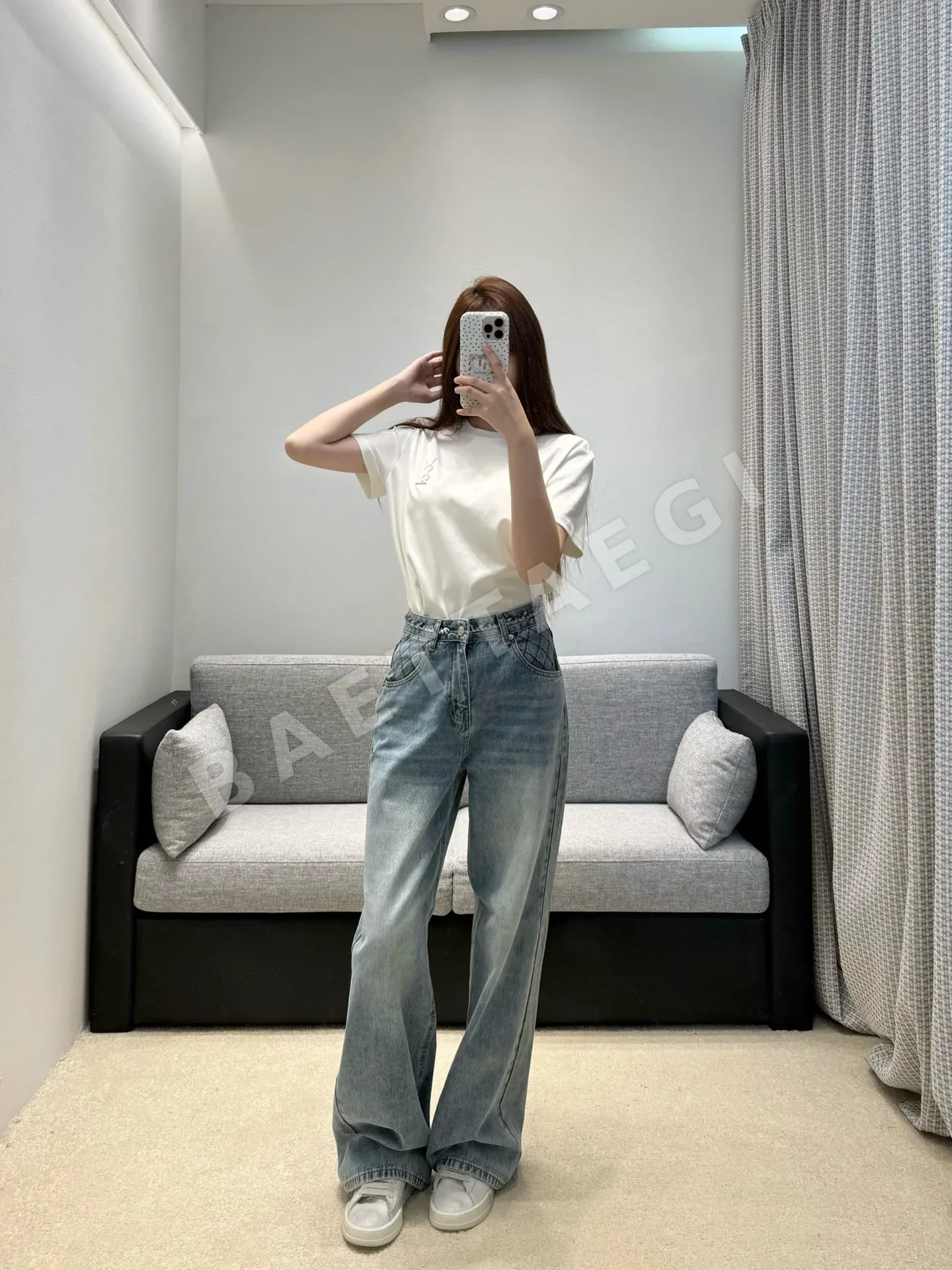 생로랑 자수 로고 여성 반팔 티셔츠 상세 이미지 4