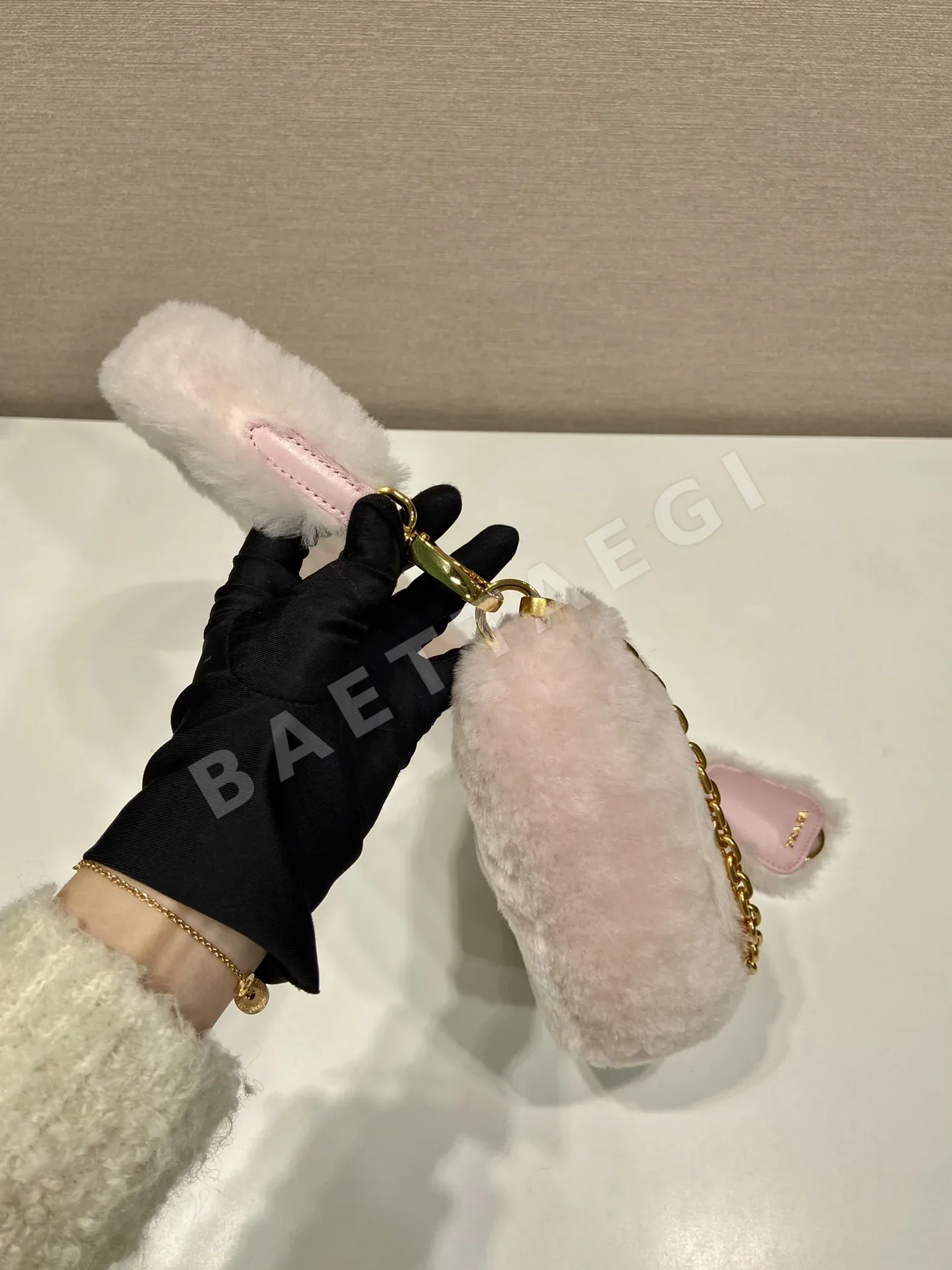 프라다 염소털 퍼 숄더백 1NQ044 상세 이미지 5