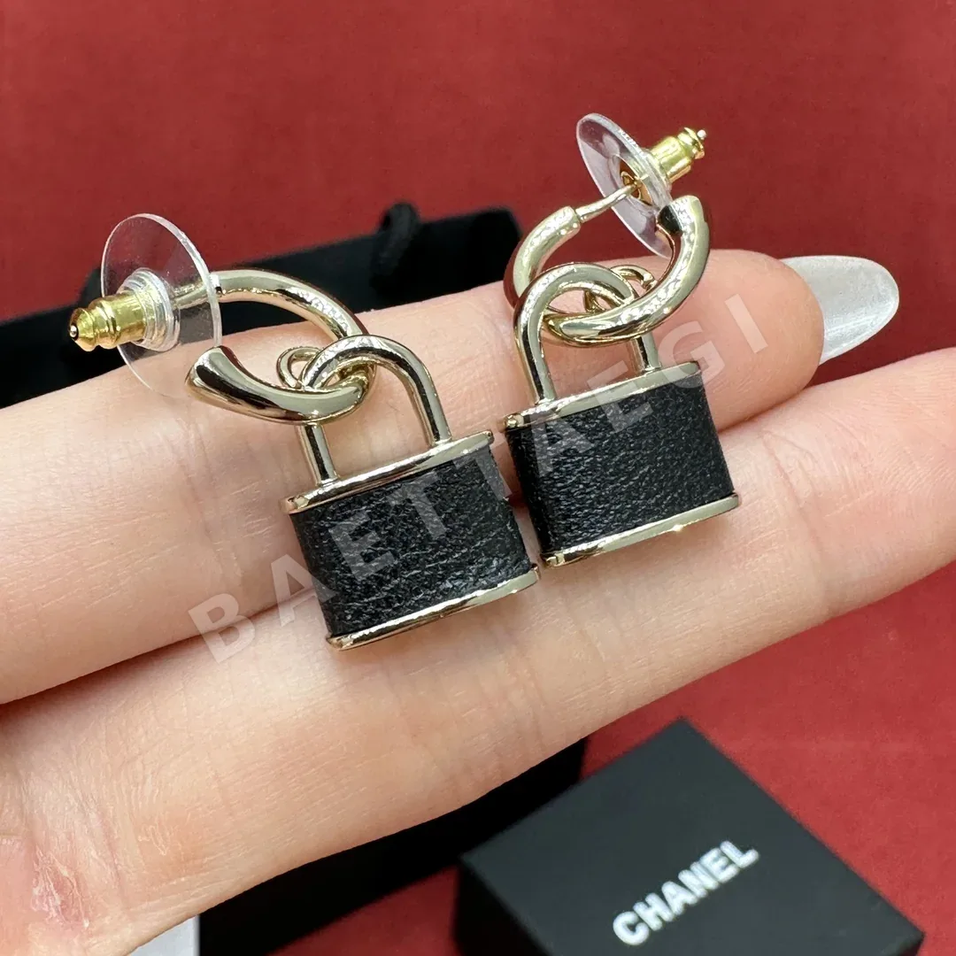 샤넬 메티에다르 패드록 금장 귀걸이 상세 이미지 3