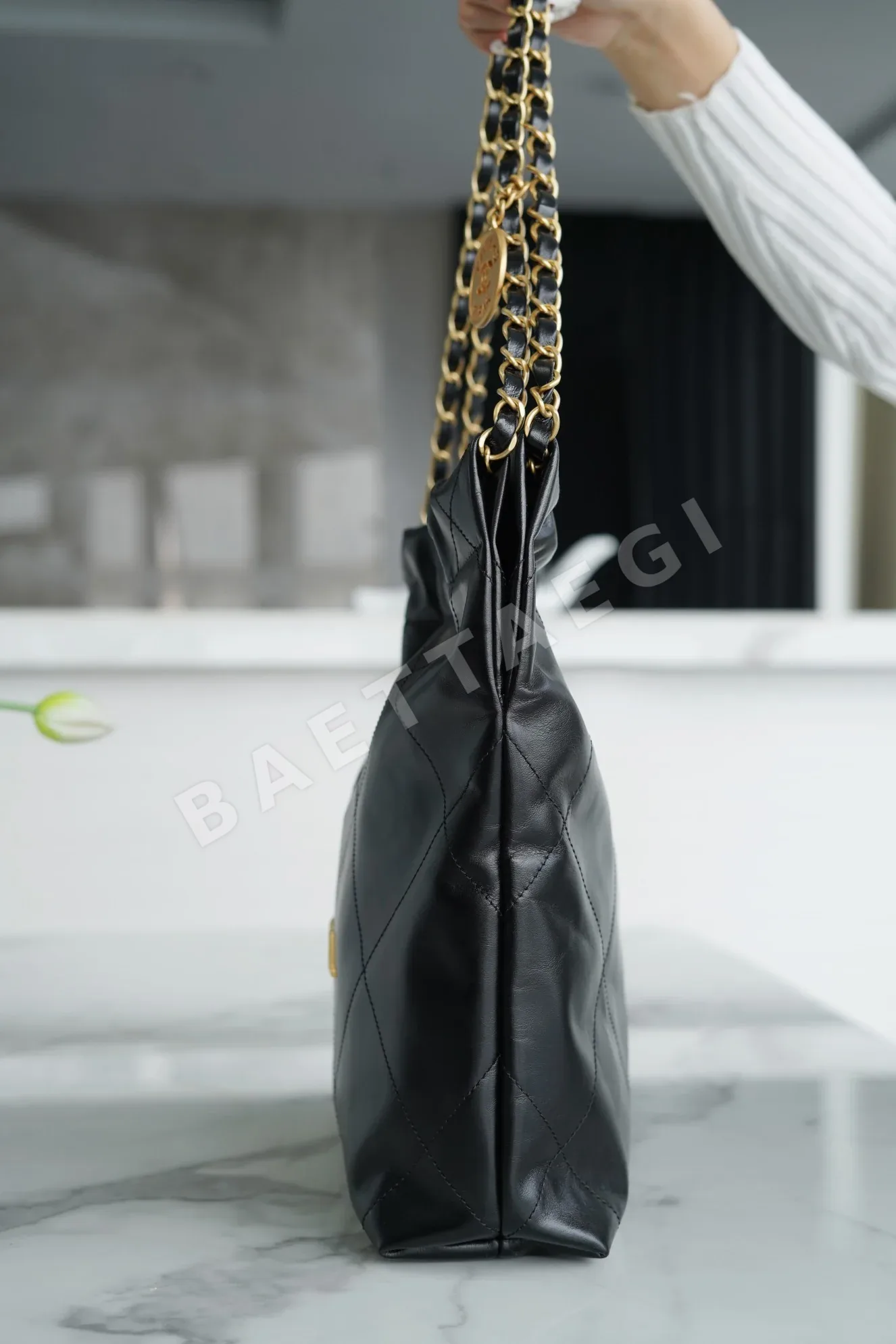 샤넬 22백 블랙 금장 가방 상세 이미지 8