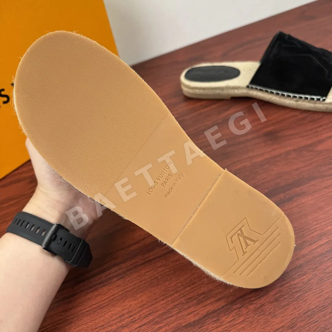 루이비통 샌들 블랙 가죽 배지 패턴 LV 로고 상세 이미지 9