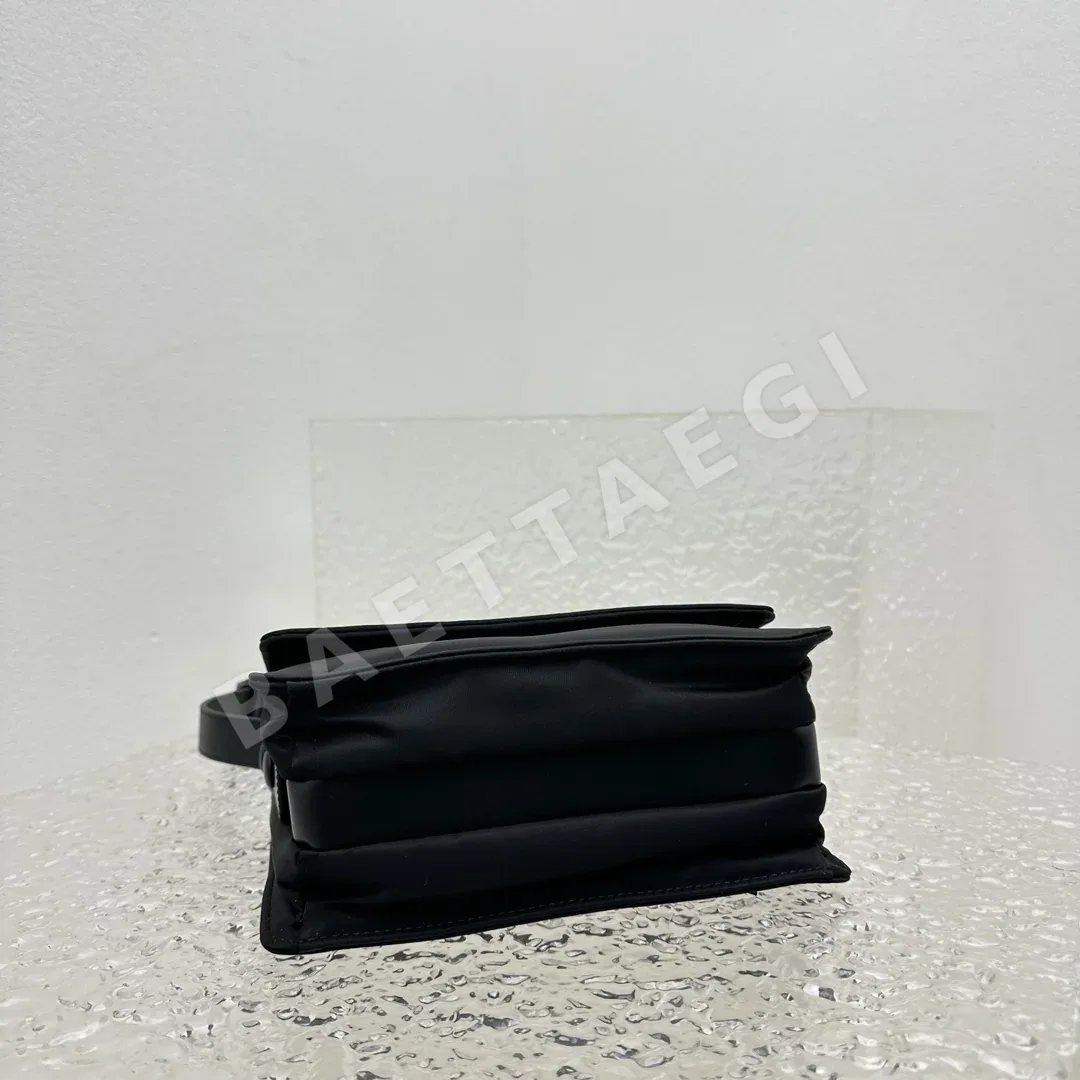프라다 미니 나일론 삼각 로고 메신저백 상세 이미지 5
