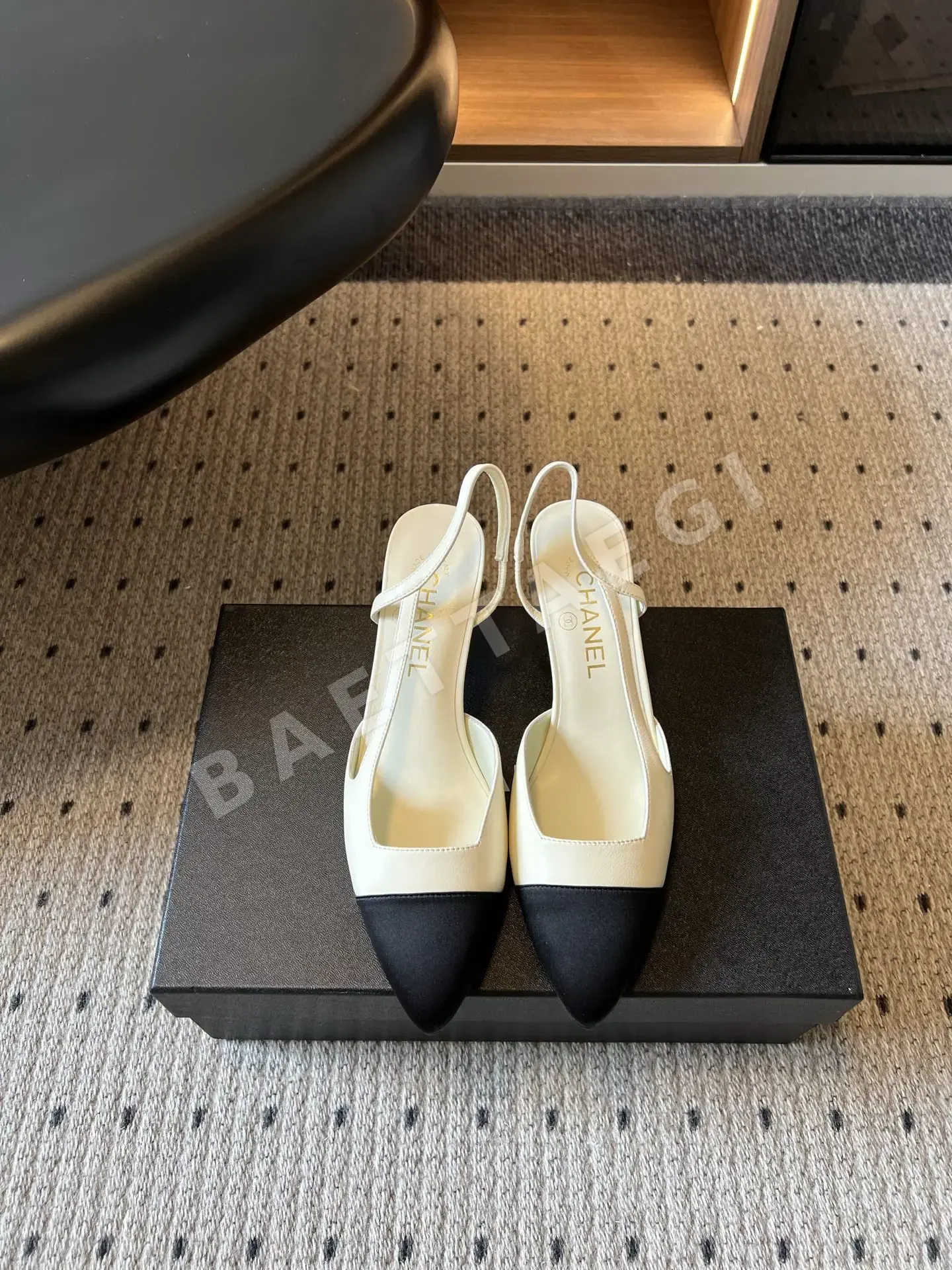 샤넬 컬러블록 포인티드 토 오픈백 힐 148086