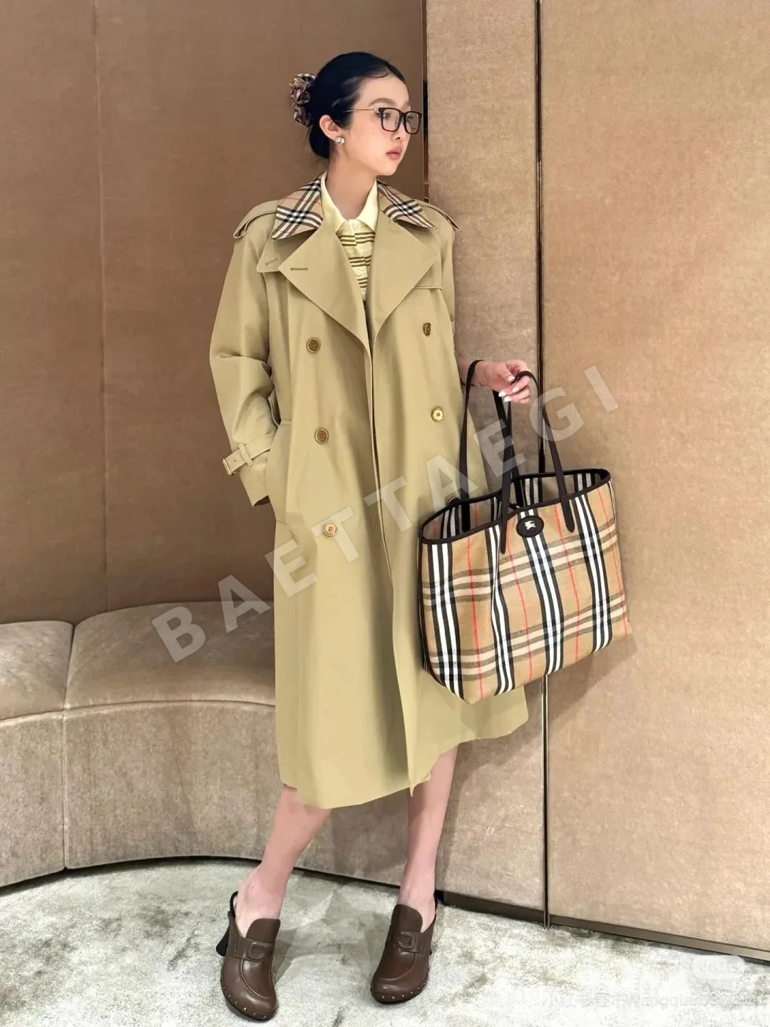 버버리 하이랜드 체크 토트백 상세 이미지 9
