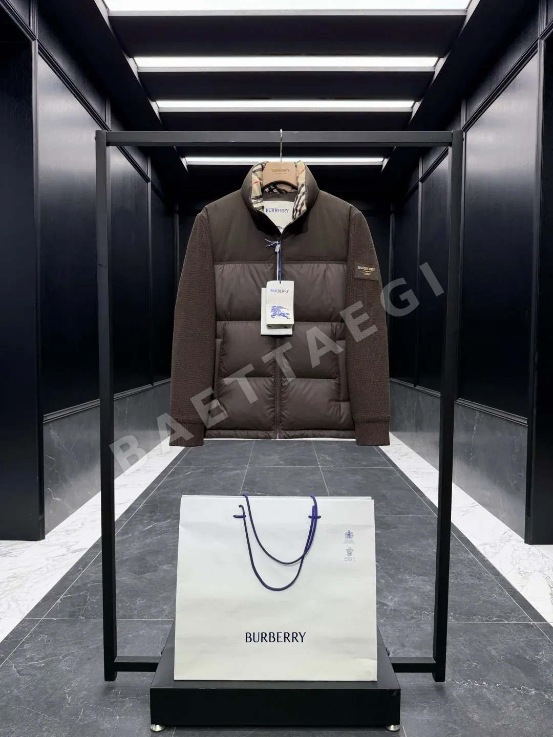 버버리 컬러 블록 로고 다운 패딩 점퍼 상세 이미지 2