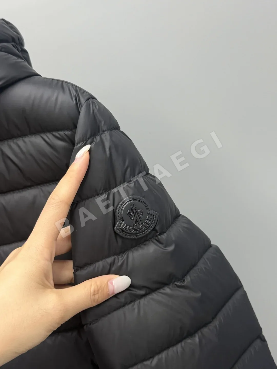 몽클레르 Raies 여성 후드 크롭 다운 패딩 상세 이미지 4