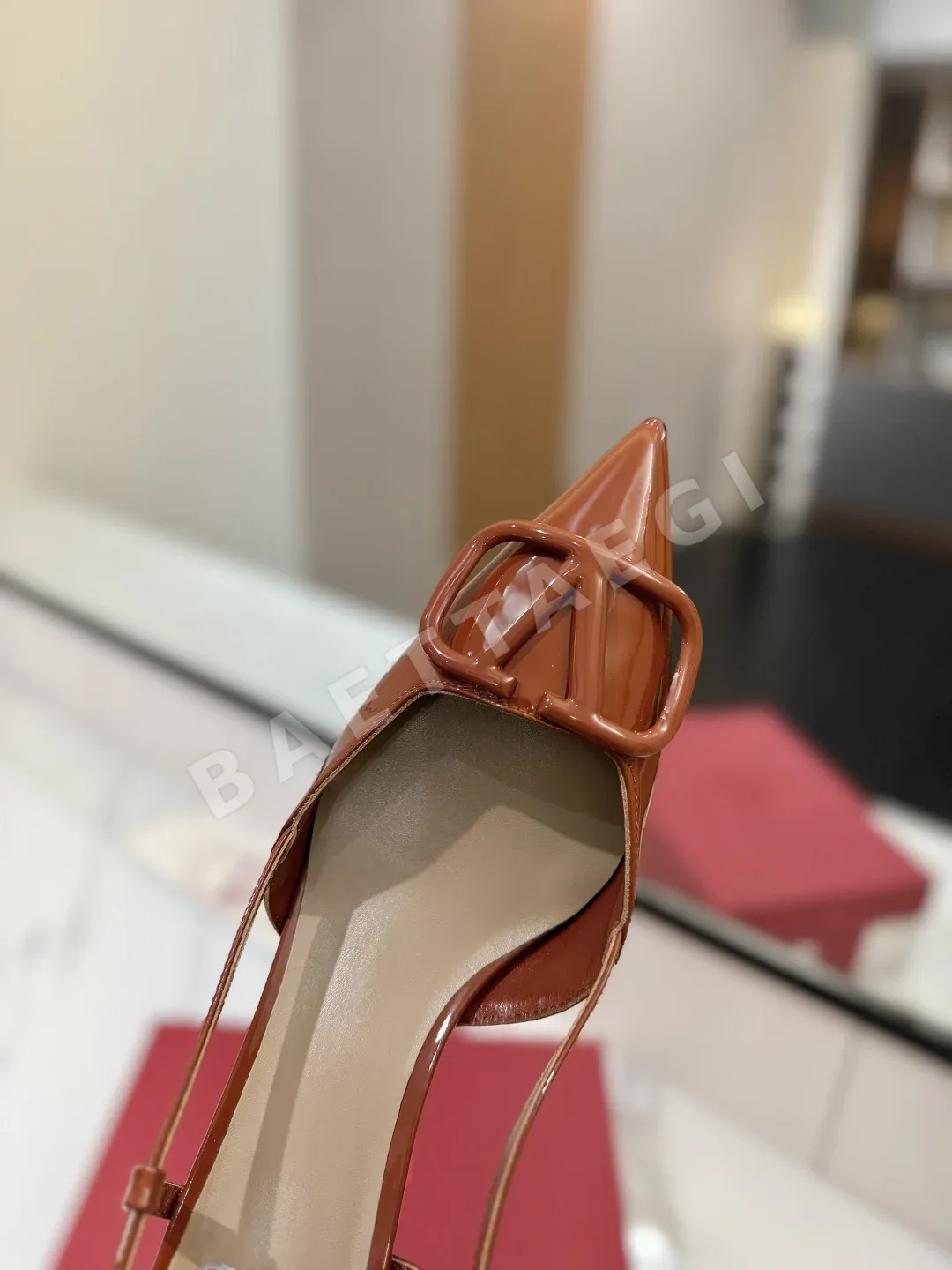 발렌티노 뾰족 앞코 V 버클 샌들 상세 이미지 6