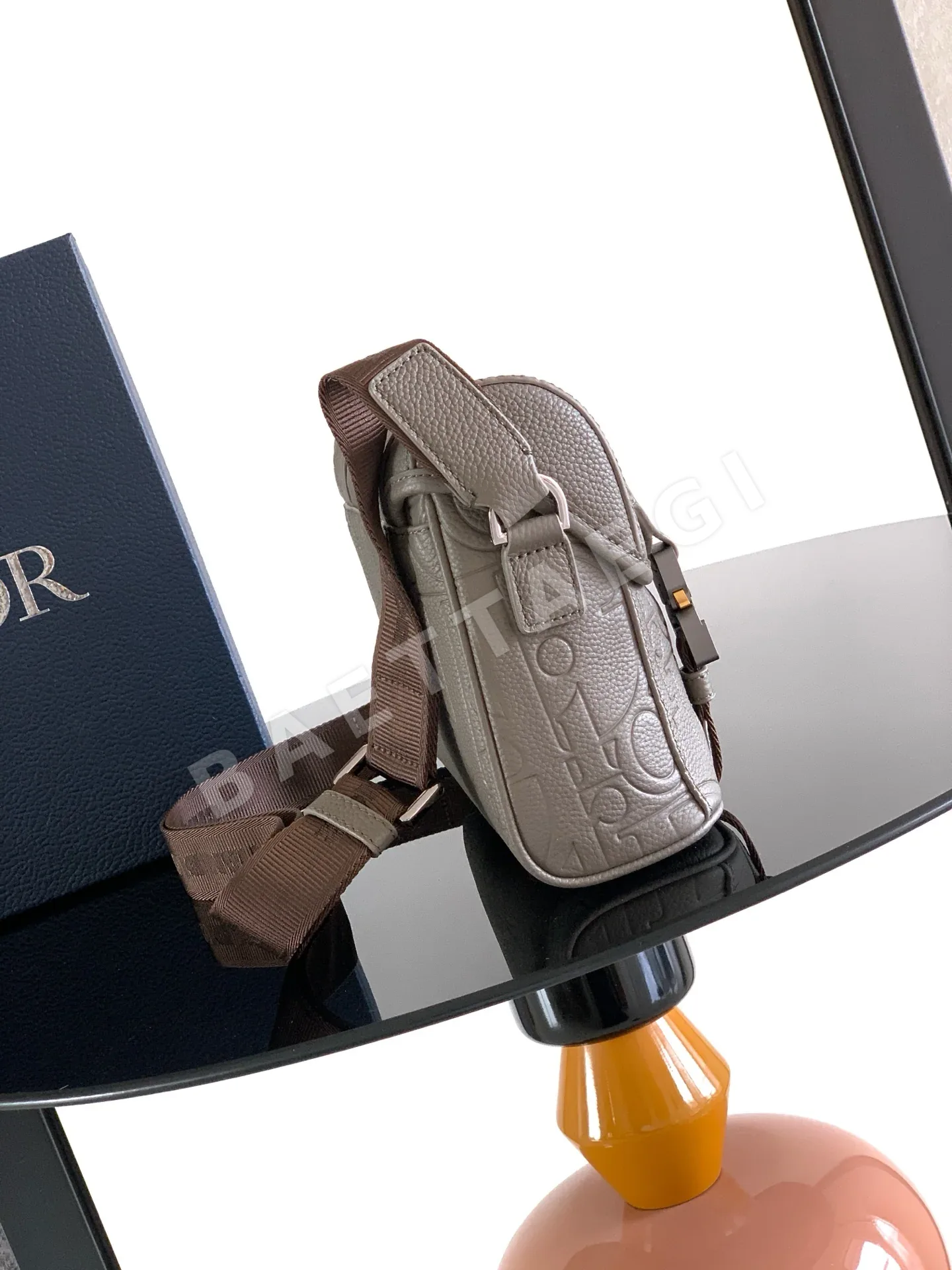 디올 클래식 모노그램 엠보스드 가죽 플랩 메신저 가방 상세 이미지 2