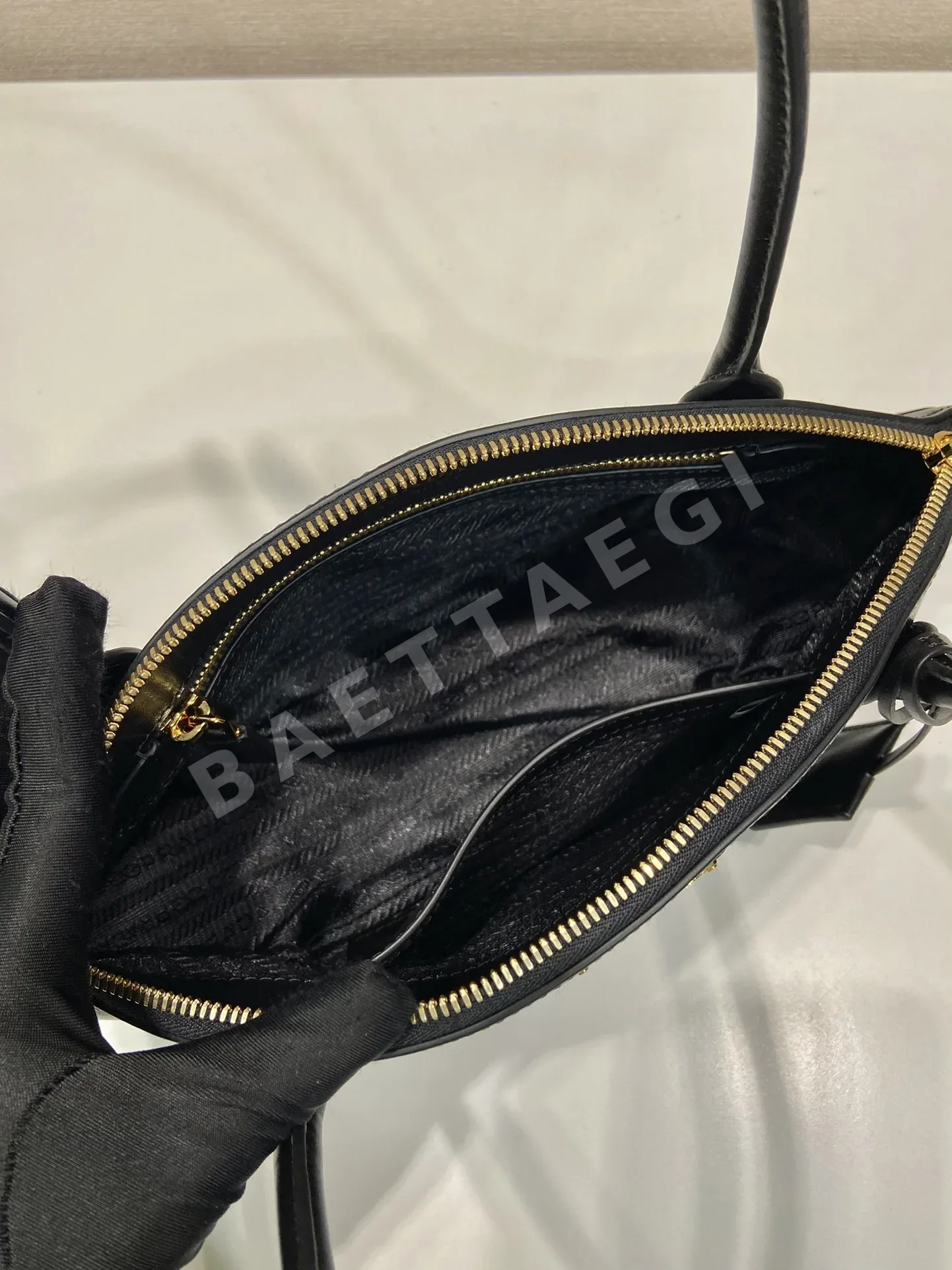 프라다 기하학 무늬 카프스킨 토트백 1BA427 상세 이미지 8