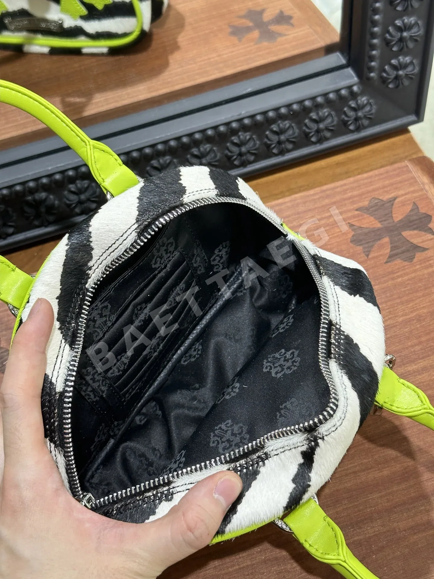 크롬하츠 그린 제브라 헤어 볼링 가방 상세 이미지 7