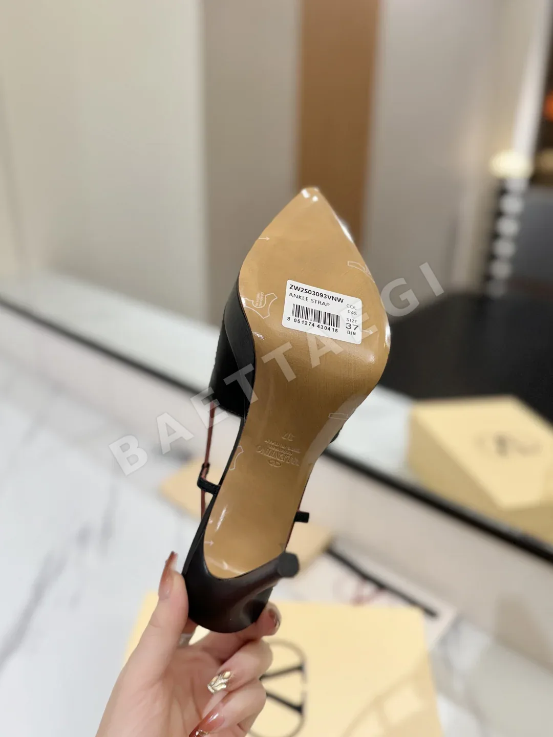 발렌티노 V 버클 뾰족코 샌들 상세 이미지 9