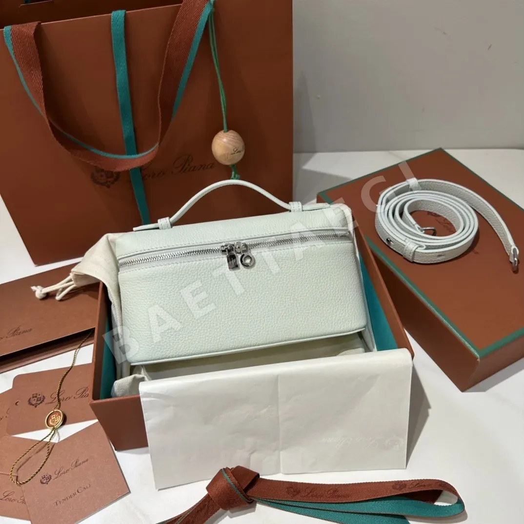로로피아나 L19 라이트블루 숄더백 191275
