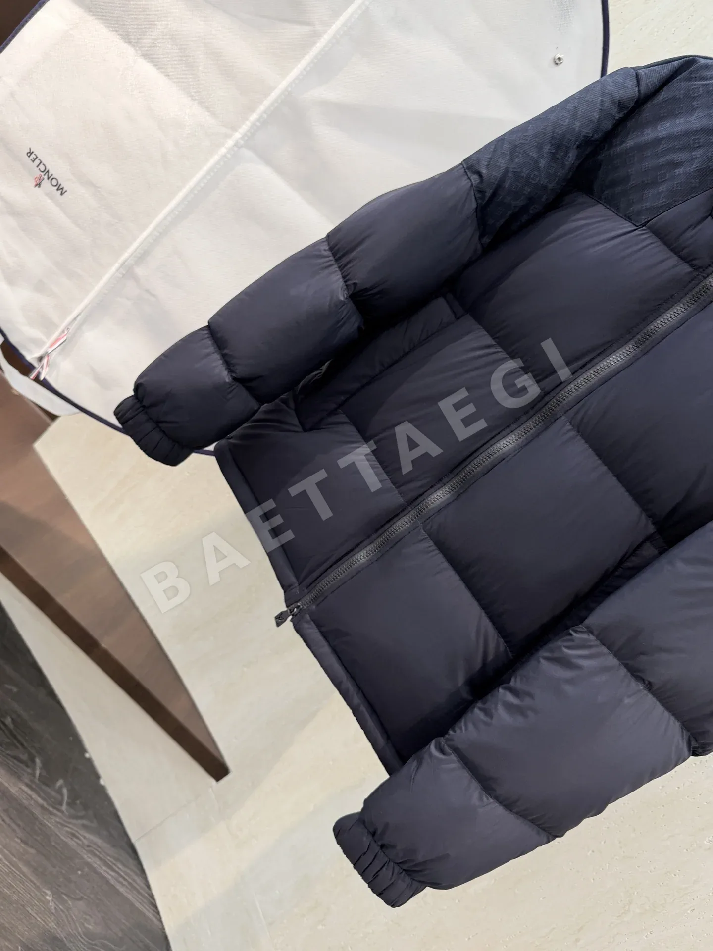 버버리 남성 화이트 덕다운 패딩 상세 이미지 8
