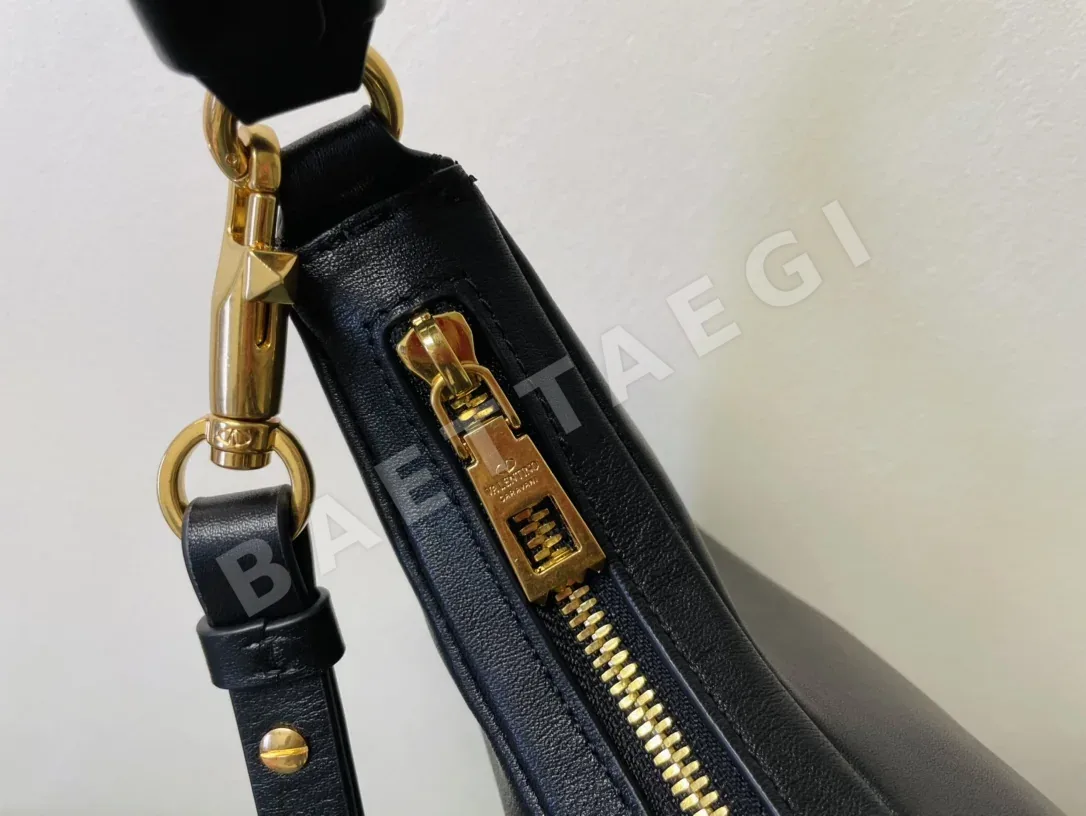 발렌티노 스터드 카프스킨 호보 가방 상세 이미지 8