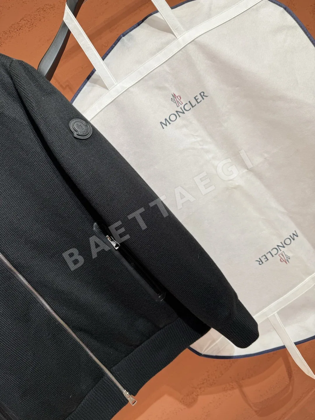 몽클레르 남성 화이트 덕다운 자켓 상세 이미지 3