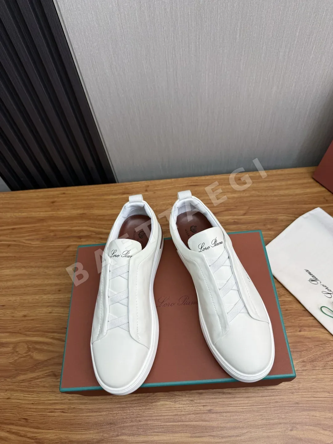 로로피아나 스웨이드 남성 스니커즈 상세 이미지 2