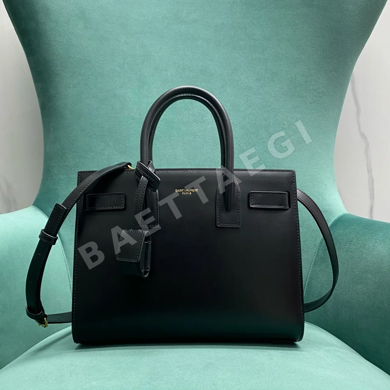 생로랑 텍스처드 Sac De Jour 아코디언 가방 421863