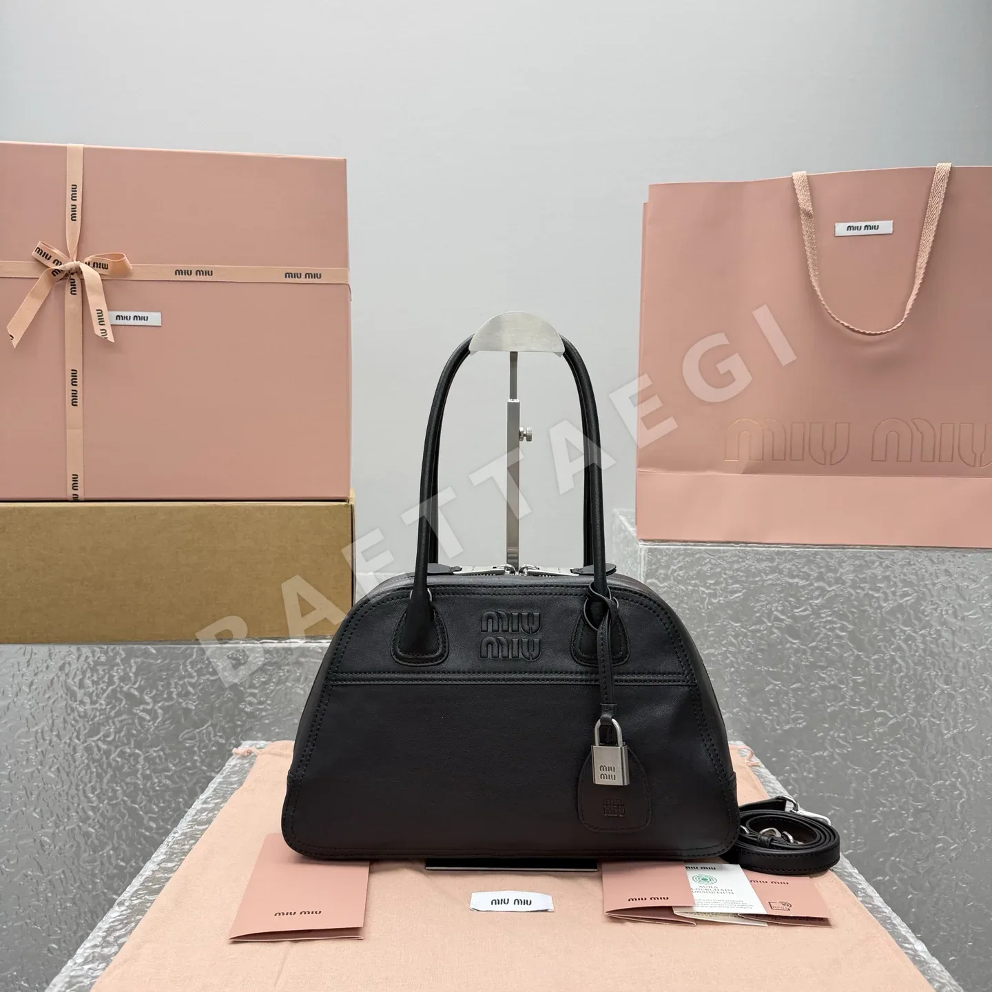 미우미우 빈티지 플로키 가죽 볼링백 68545