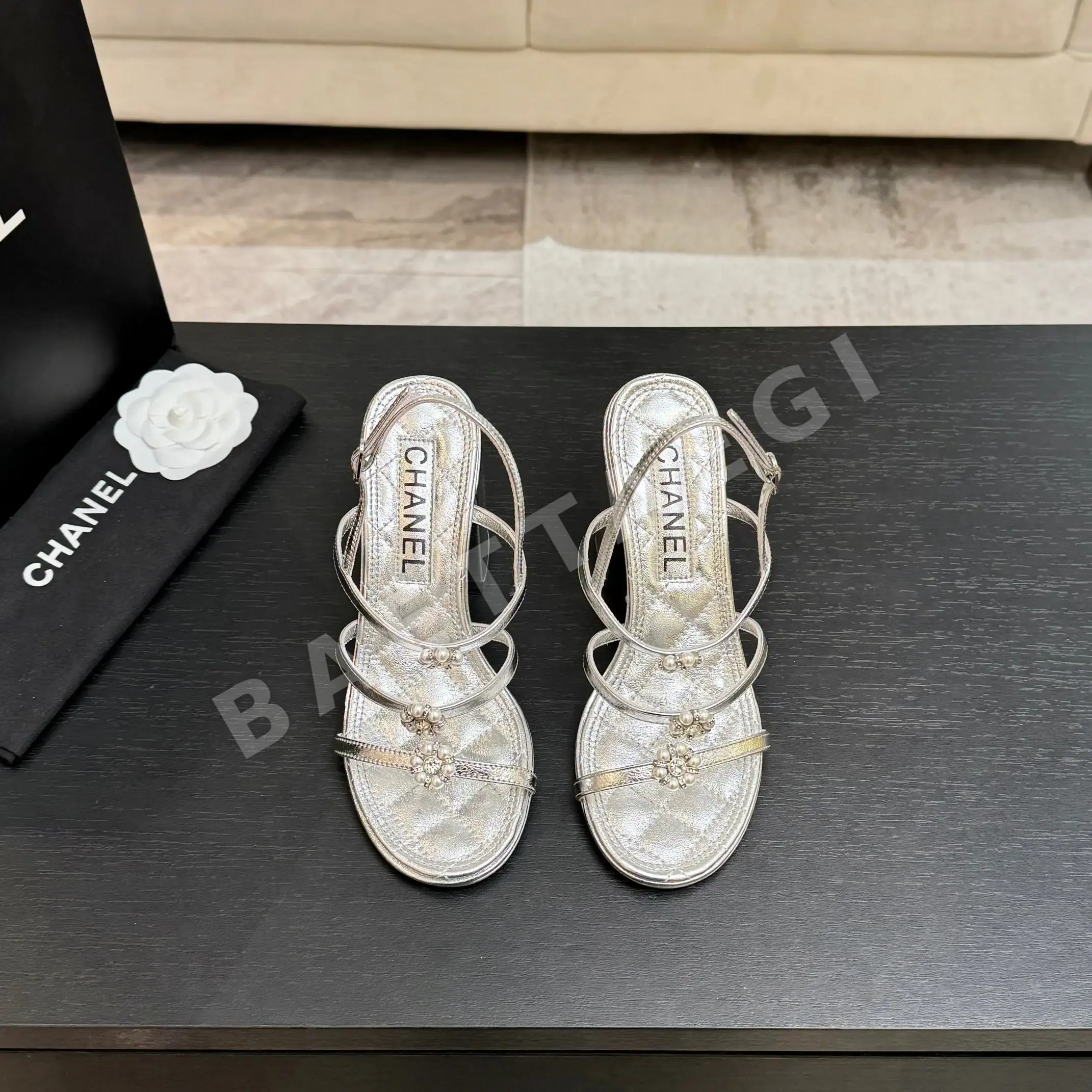 샤넬 동백꽃 진주 장식 청키힐 샌들 42156
