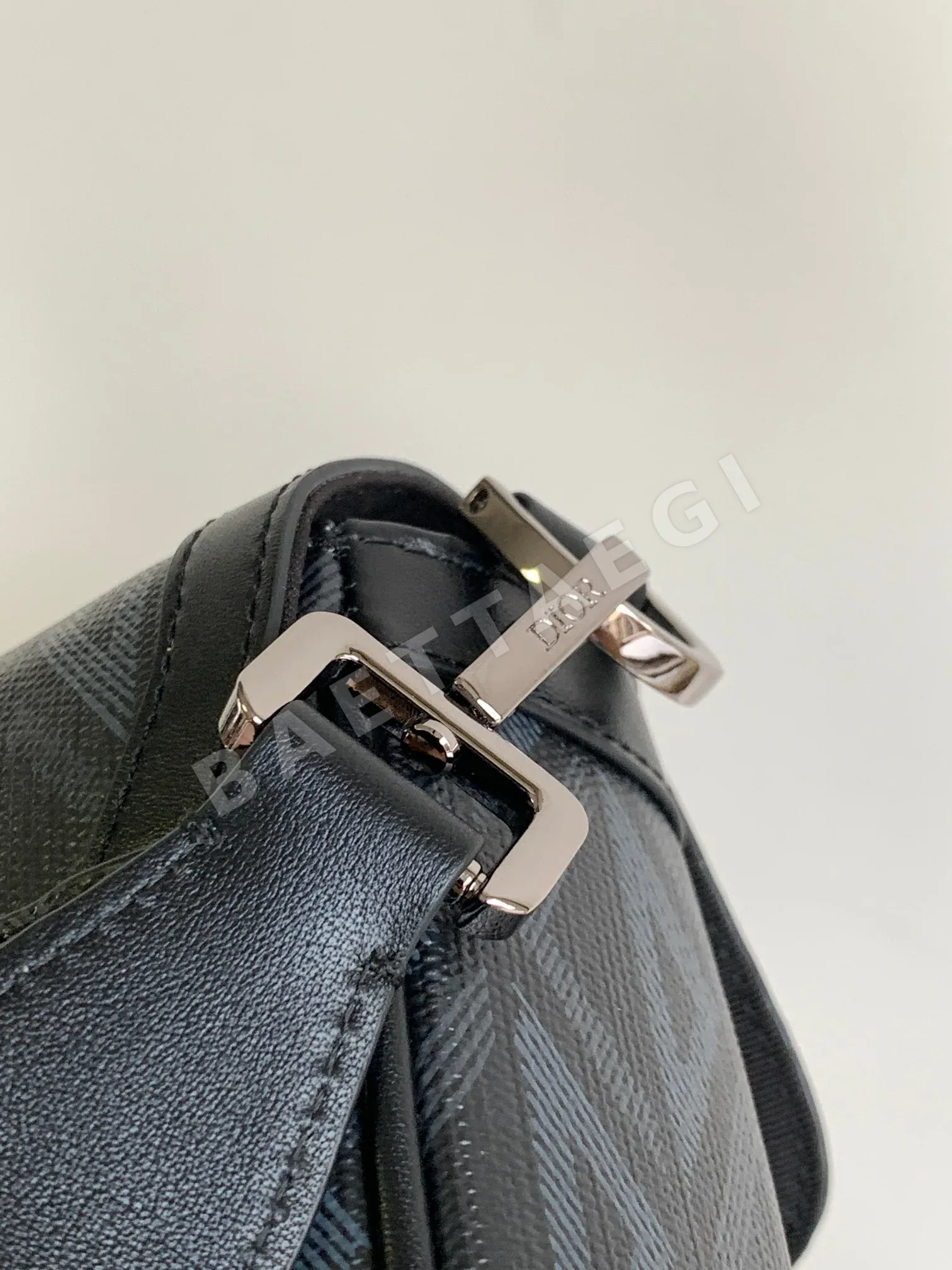 디올 히트 더 로드 메신저백 상세 이미지 6