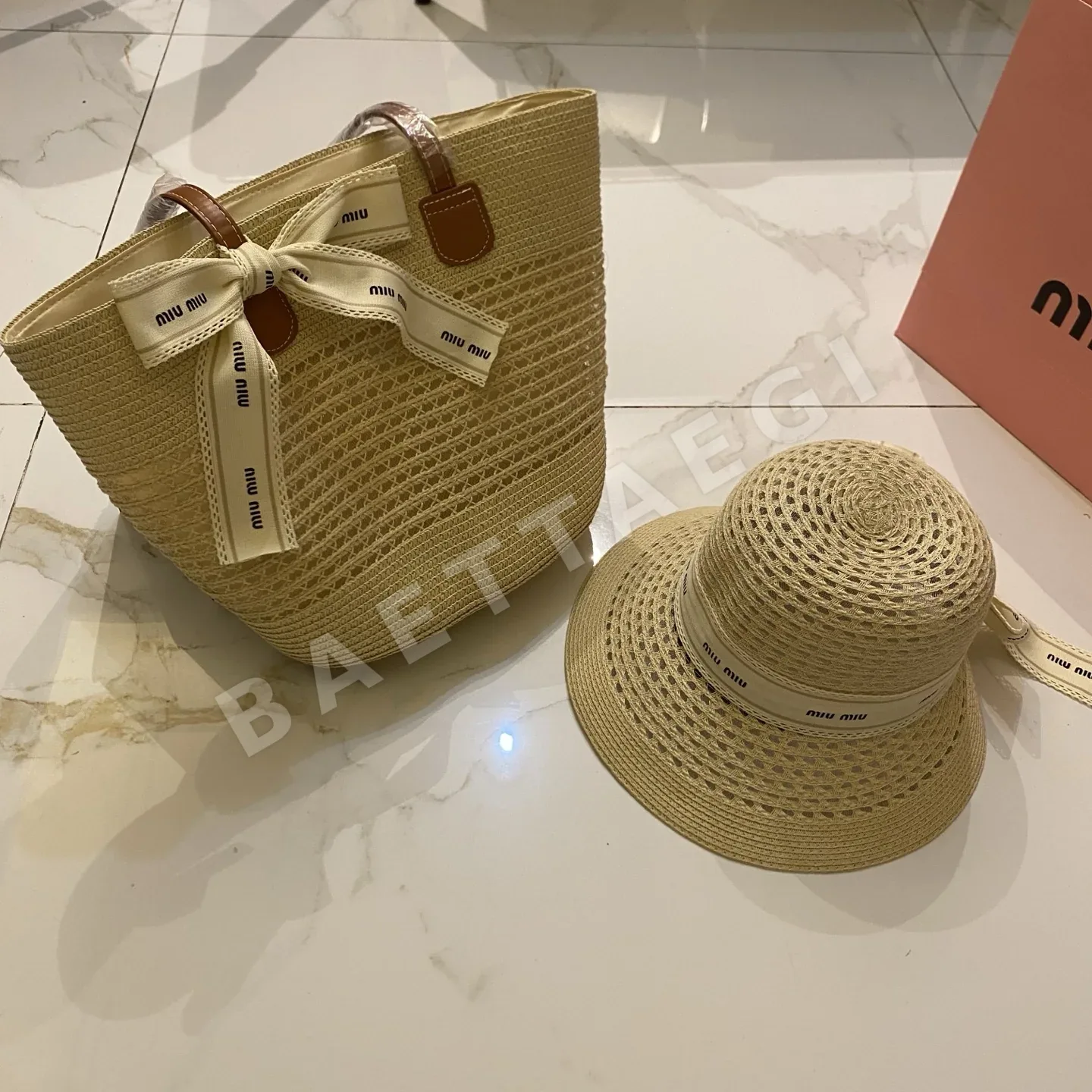미우미우 펀칭 무늬 모자 상세 이미지 5