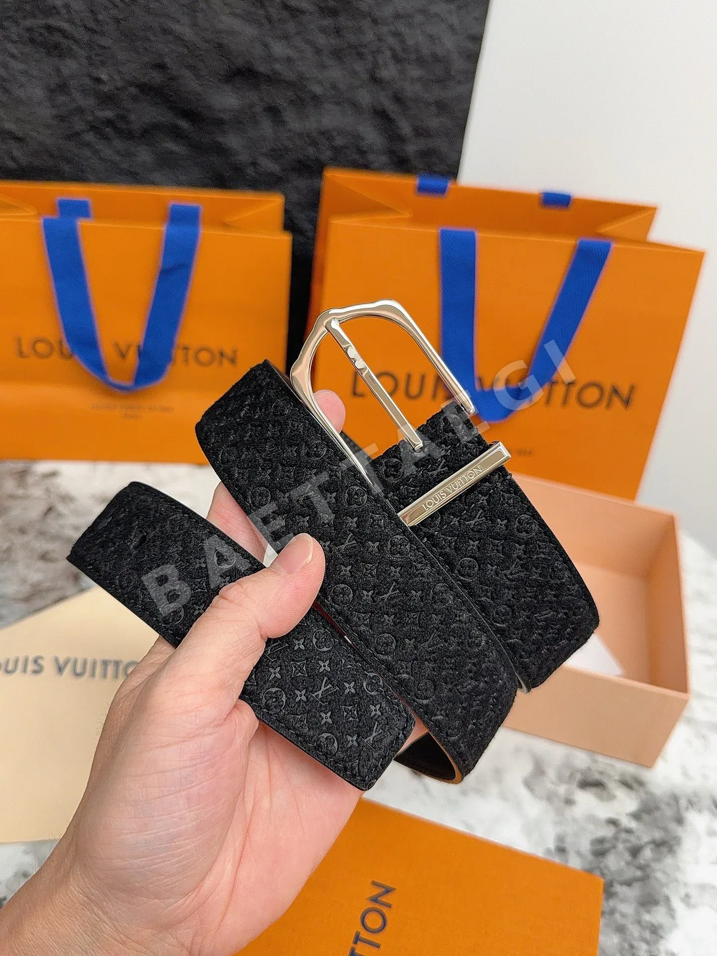 루이비통 LV 라이트 프로그 모노그램 스웨이드 벨트 상세 이미지 5