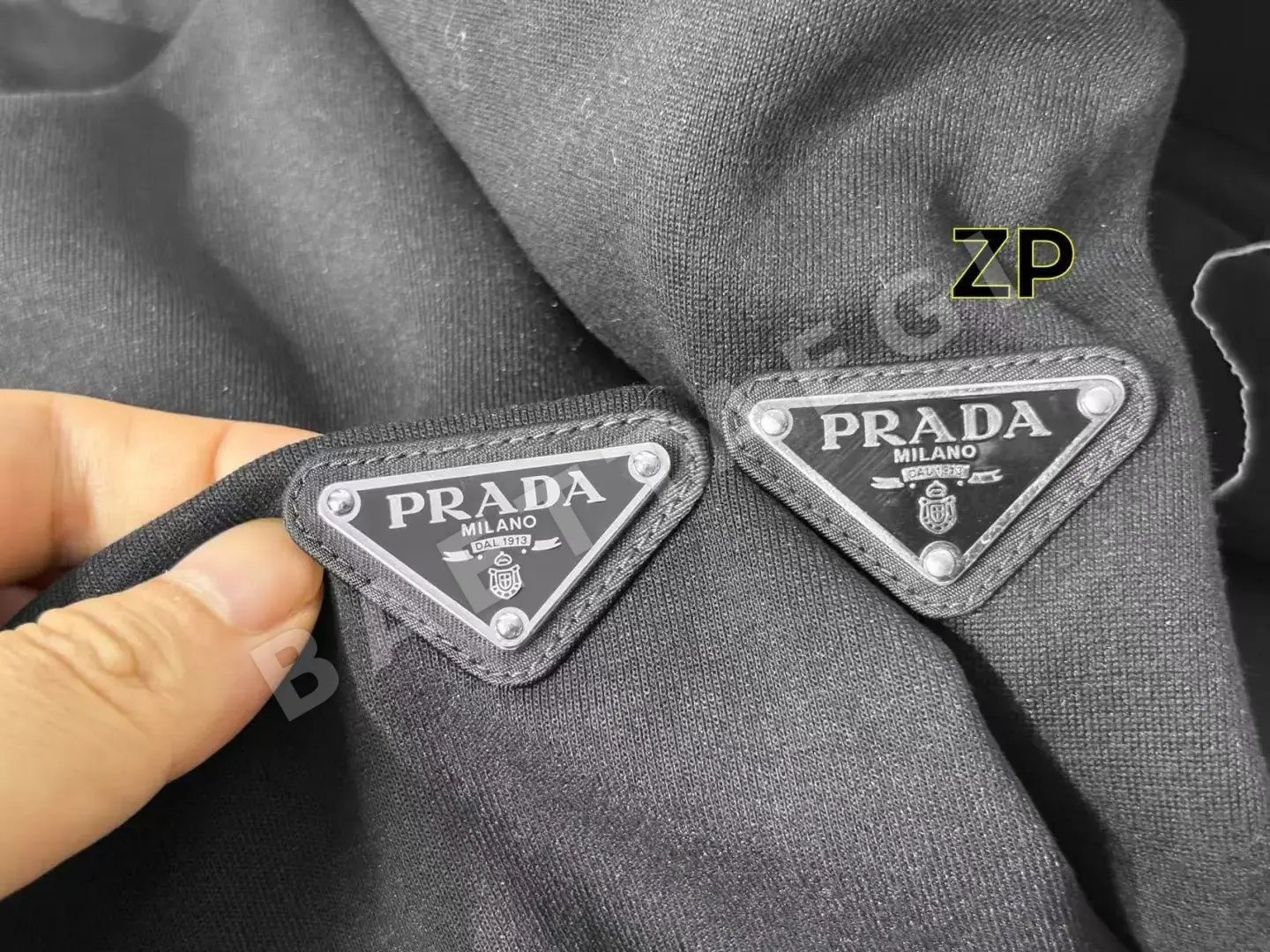프라다 메탈릭 삼각 로고 크루넥 긴팔 스웨트셔츠 남성 상세 이미지 6